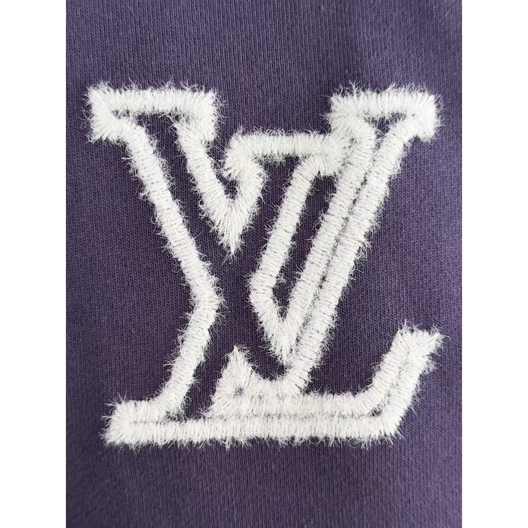 <p>LV&nbsp;刺绣圆领卫衣(紫)</p>