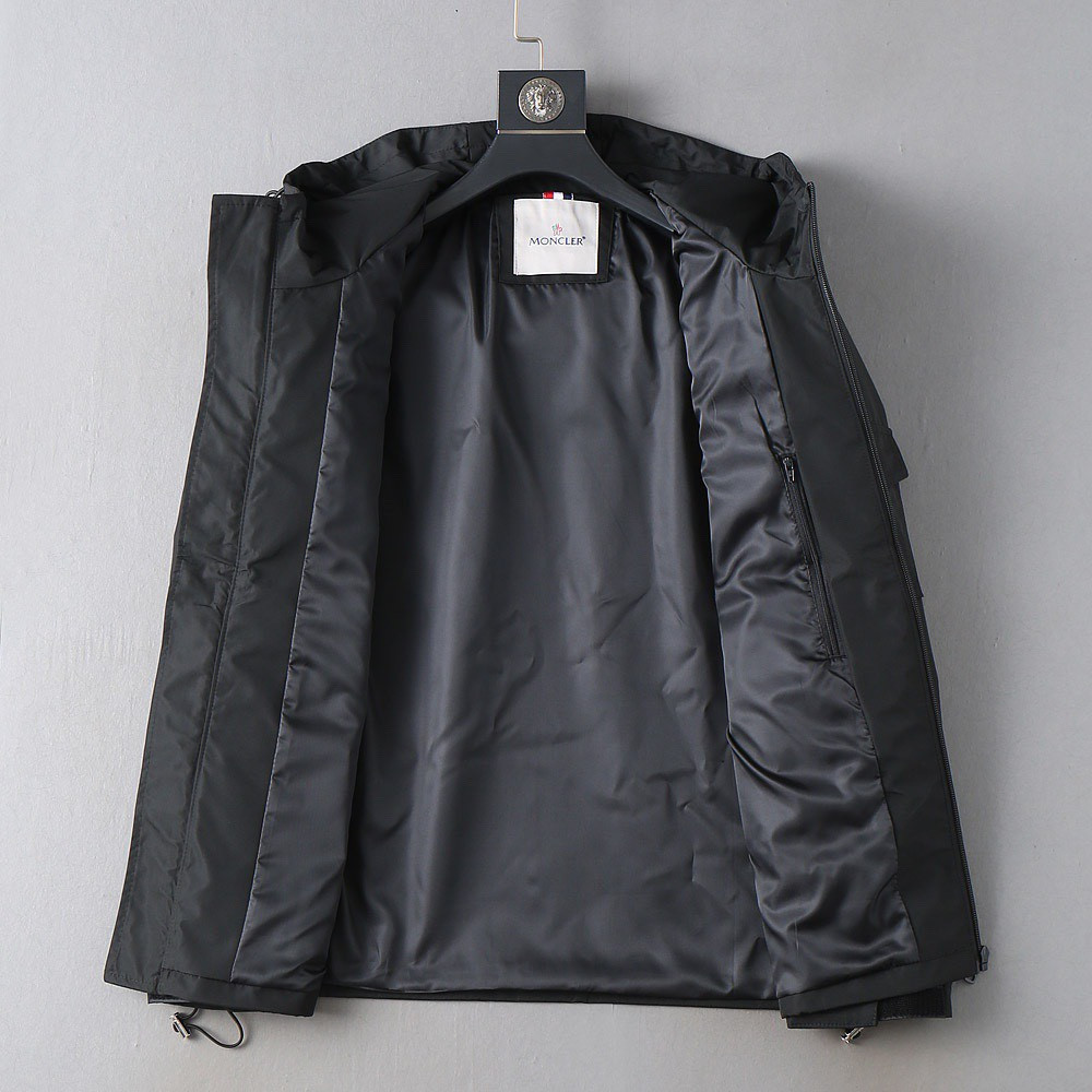 <p>Moncler 新款男士夹克外套<br />
&nbsp;</p>