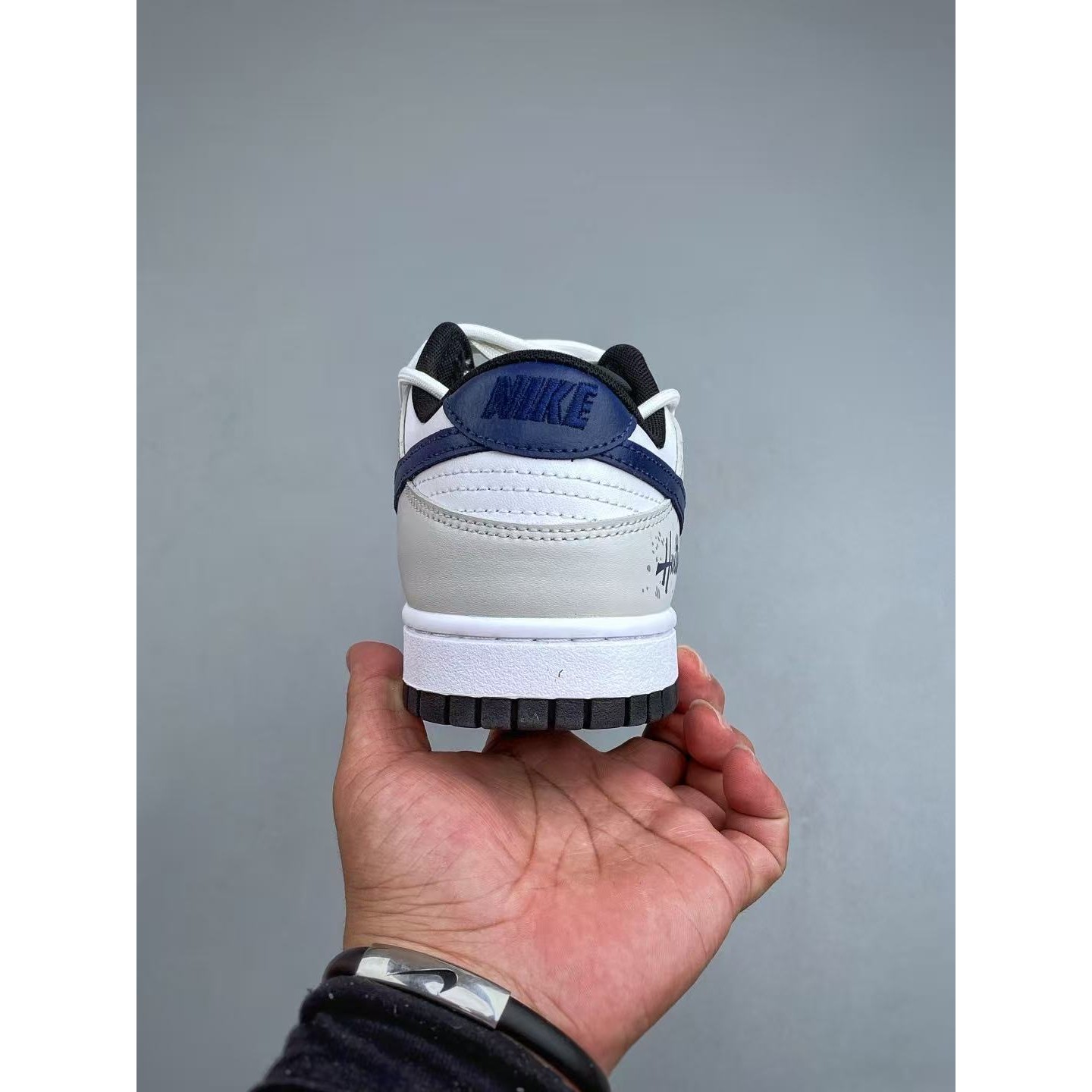 <p>NIKE DUNK LOW RETRO 联名款低帮休闲运动板鞋(白灰藍)</p>
