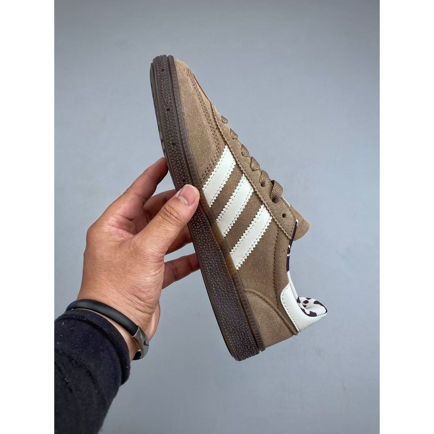 <p>ADIDAS 经典款复古休闲板鞋(棕色)</p>