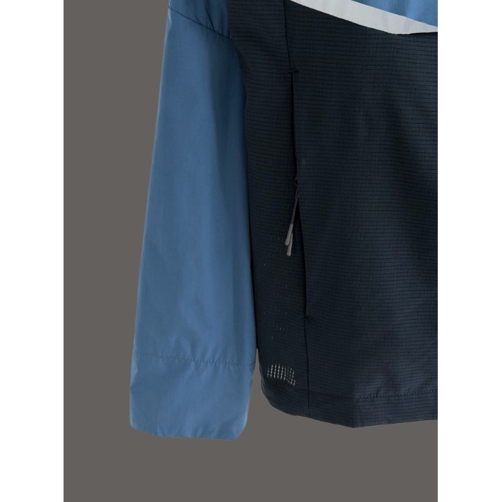 <p>On Weather Jacket Insulated 輕量外套</p>