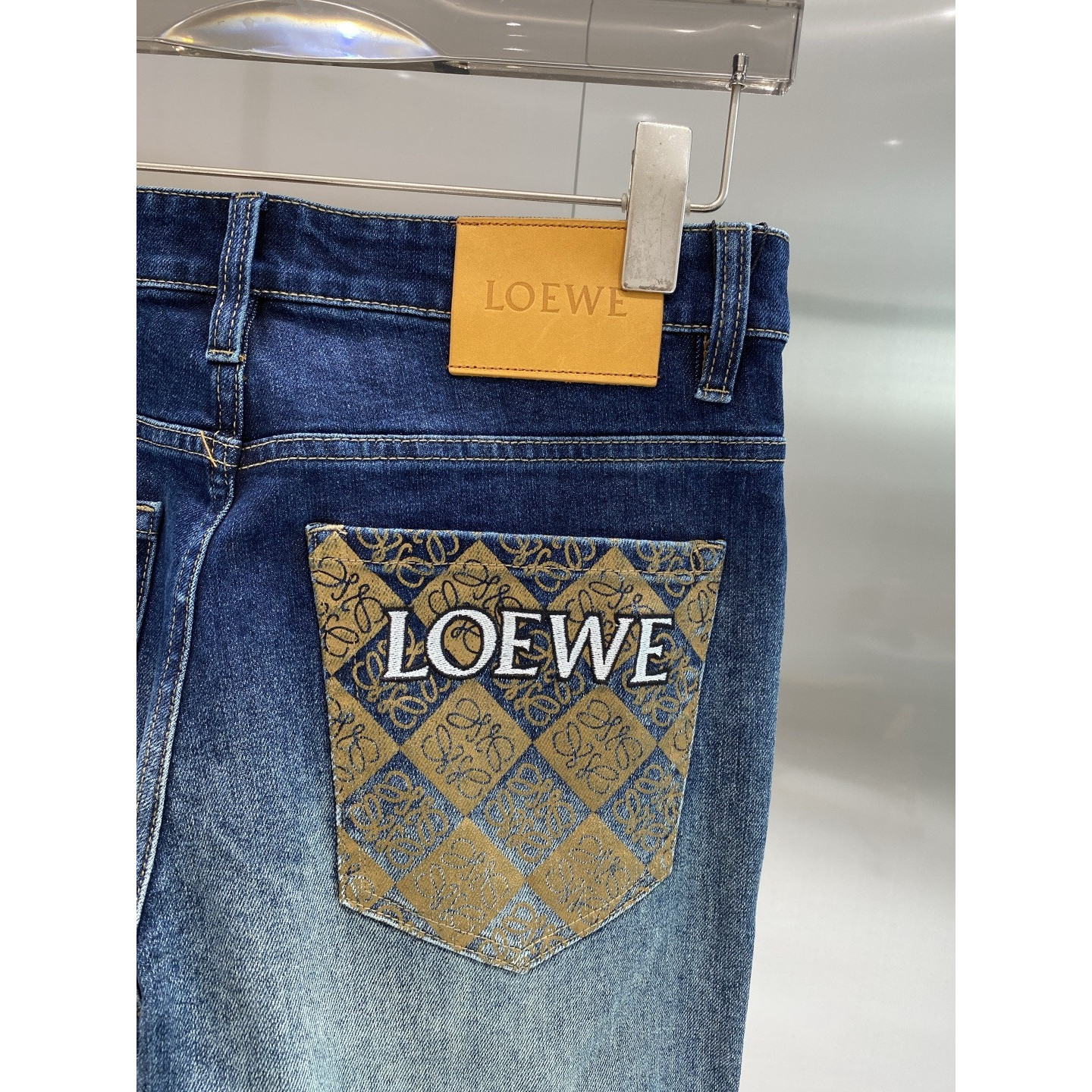 <p>LOEWE&nbsp;休闲牛仔裤</p>