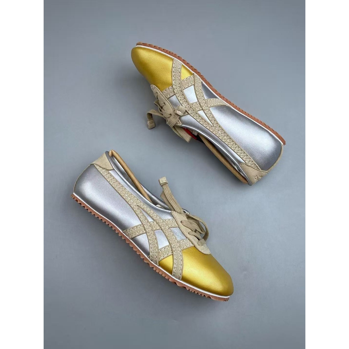 <p>Versace x Onitsuka Tiger 低帮休闲鞋(金銀)</p>