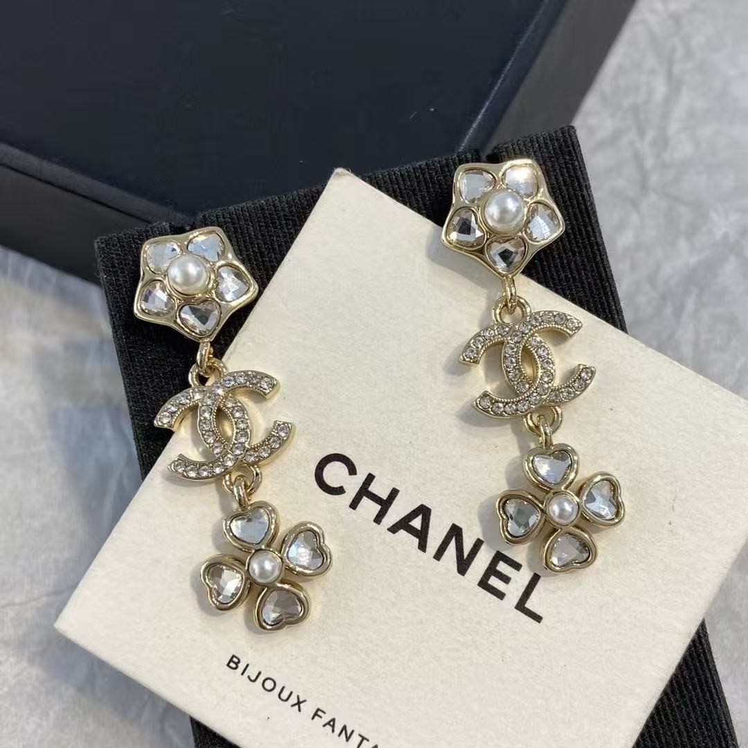 <p>CHANEL 山茶花四叶草耳环</p>