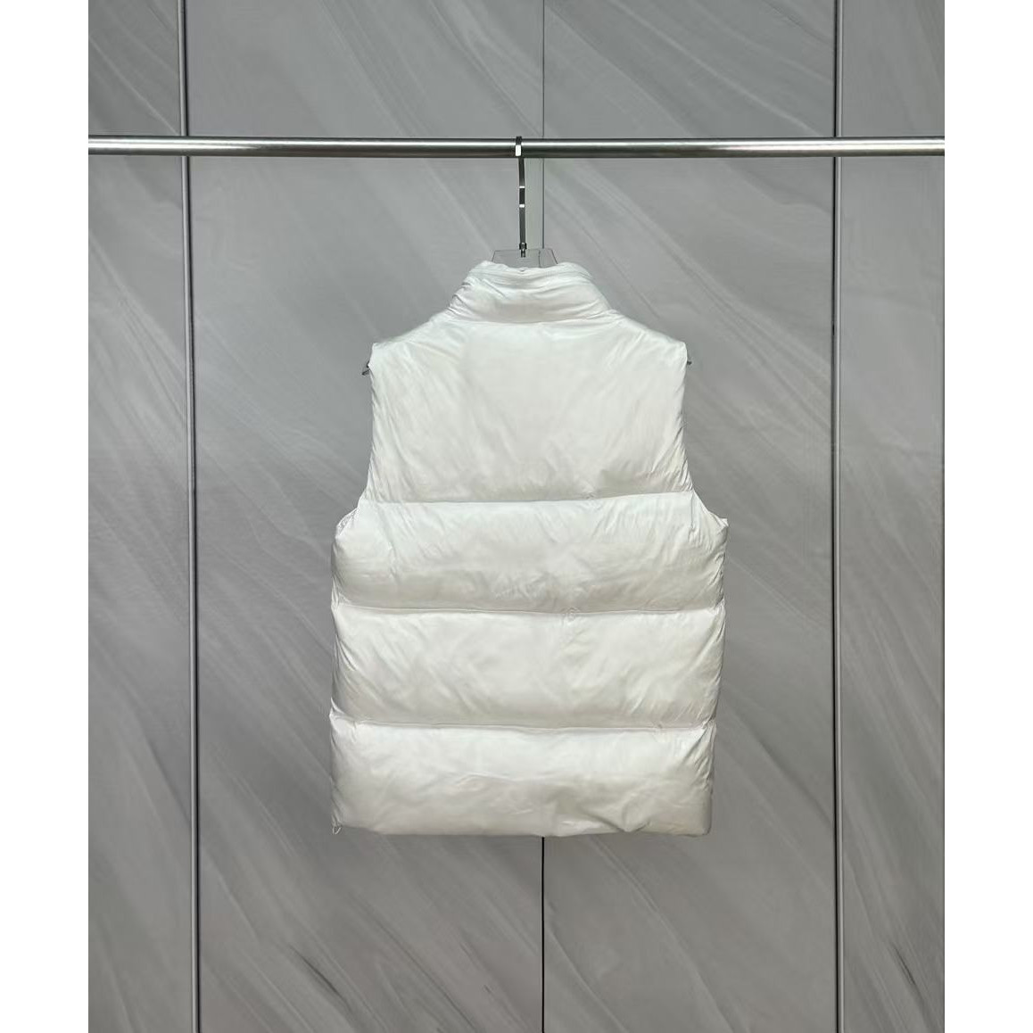 <p>Moncler 男士Semeru马甲背心(白)</p>
