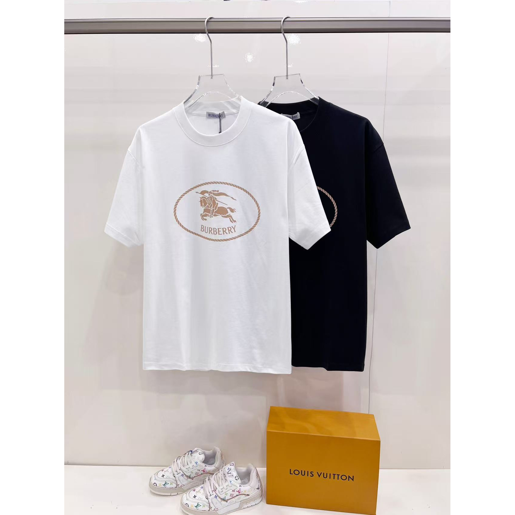 <p>BURBERRY 战马字母短袖t恤(白)&nbsp;</p>