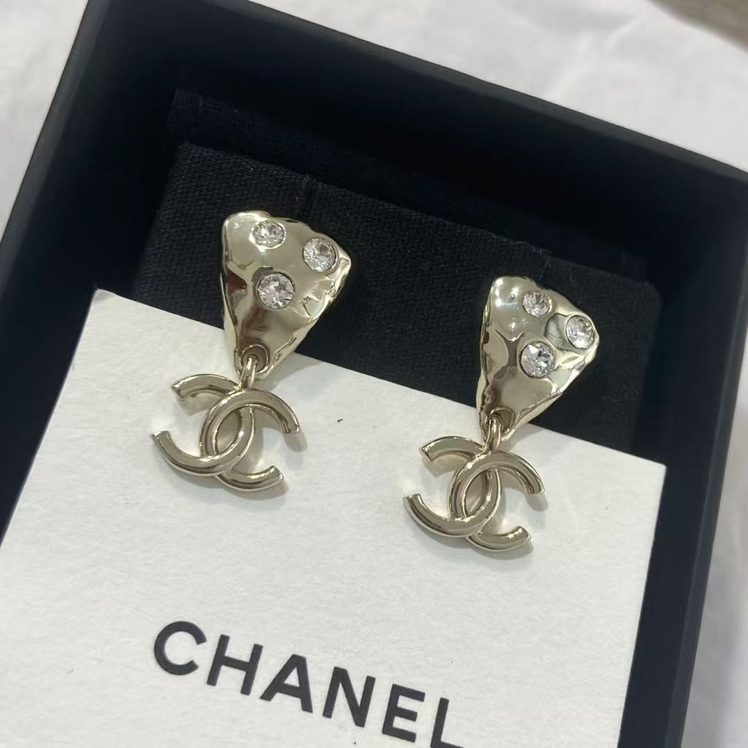 <p>CHANEL 淡金色三角双Ｃ耳环</p>