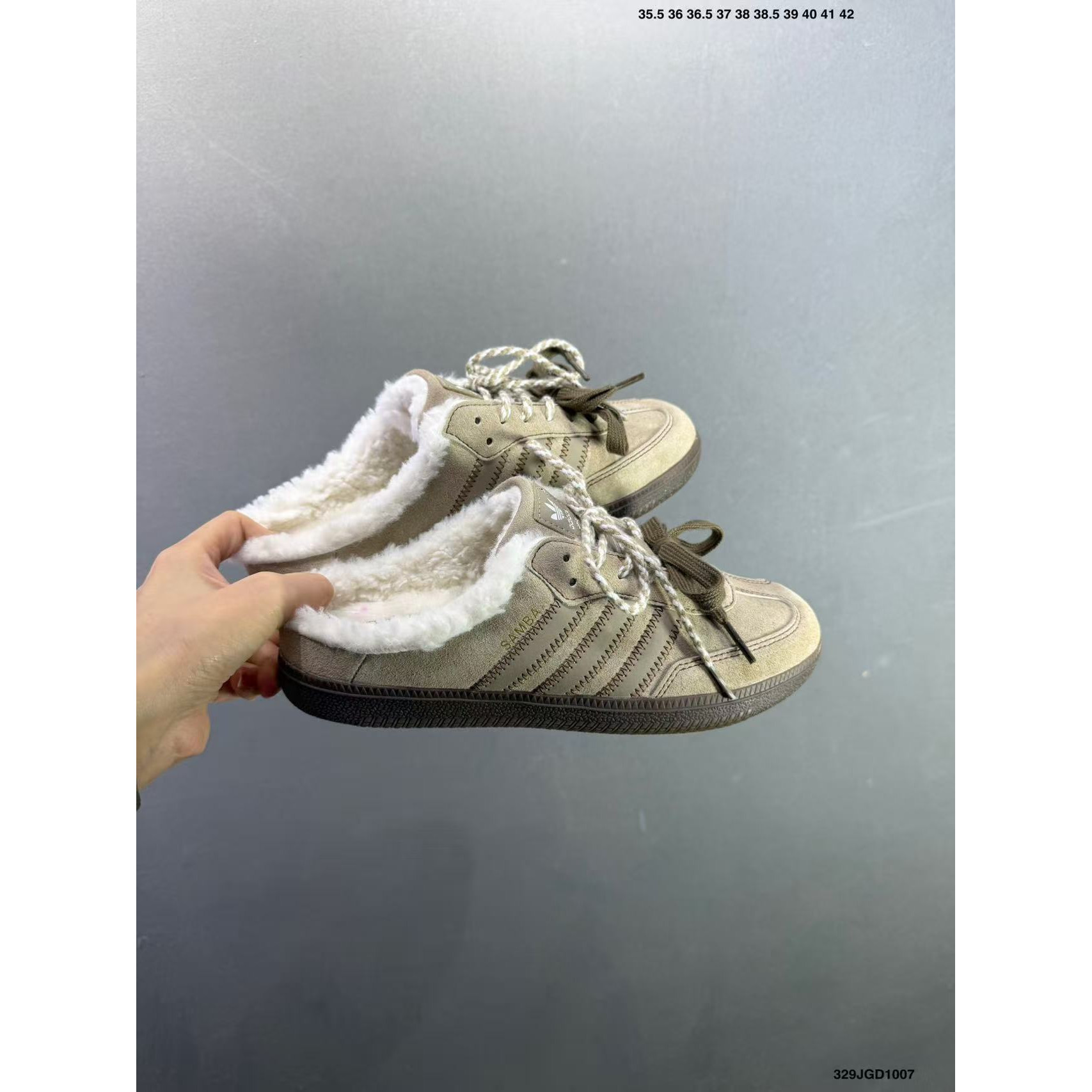 <p>Adidas Originals Samba OG Mule 休闲拖鞋(灰)</p>