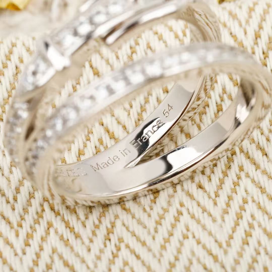<p>HERMES&nbsp; 双圈戒指</p>