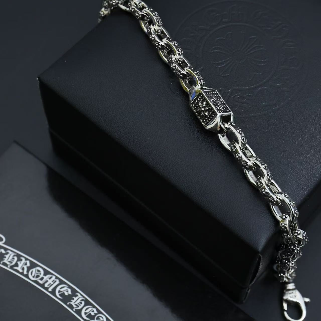 <p>CHROME HEARTS&nbsp;复古手链</p>