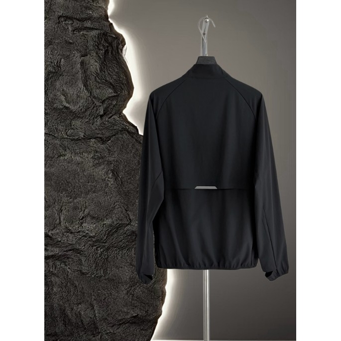 <p>On Weather Jacket Insulated 輕量外套</p>