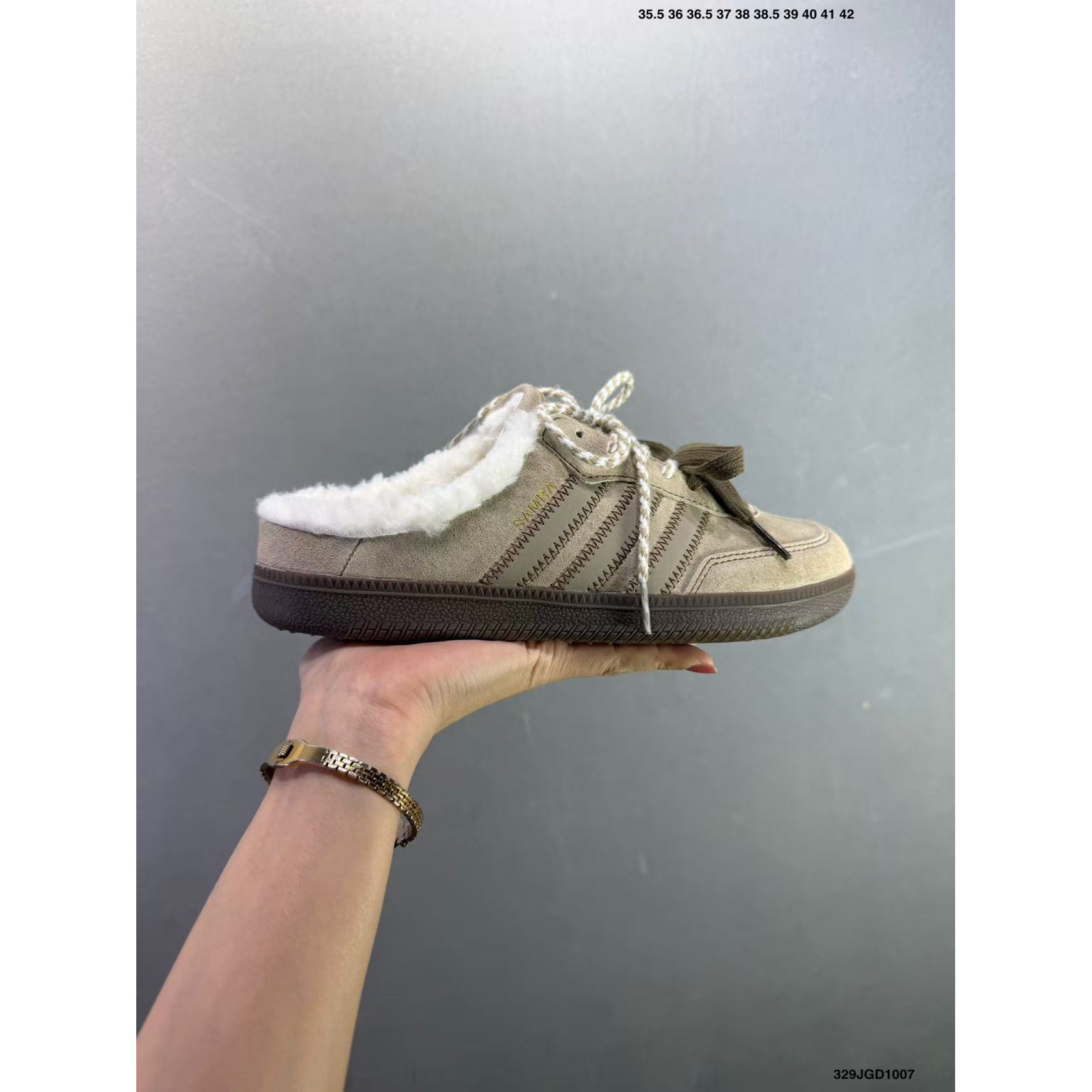 <p>Adidas Originals Samba OG Mule 休闲拖鞋(灰)</p>