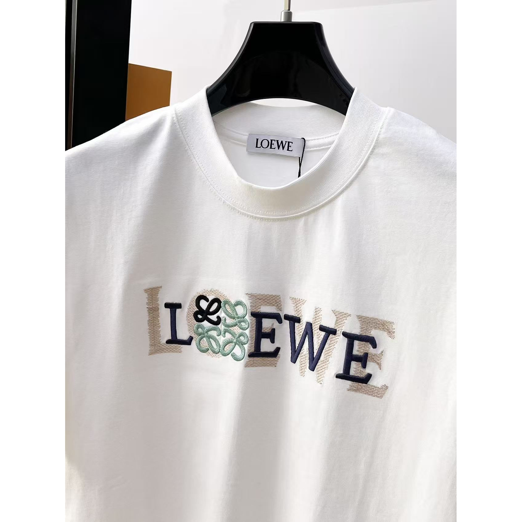 <p>LOEWE 专柜新款短袖T恤(白)</p>
