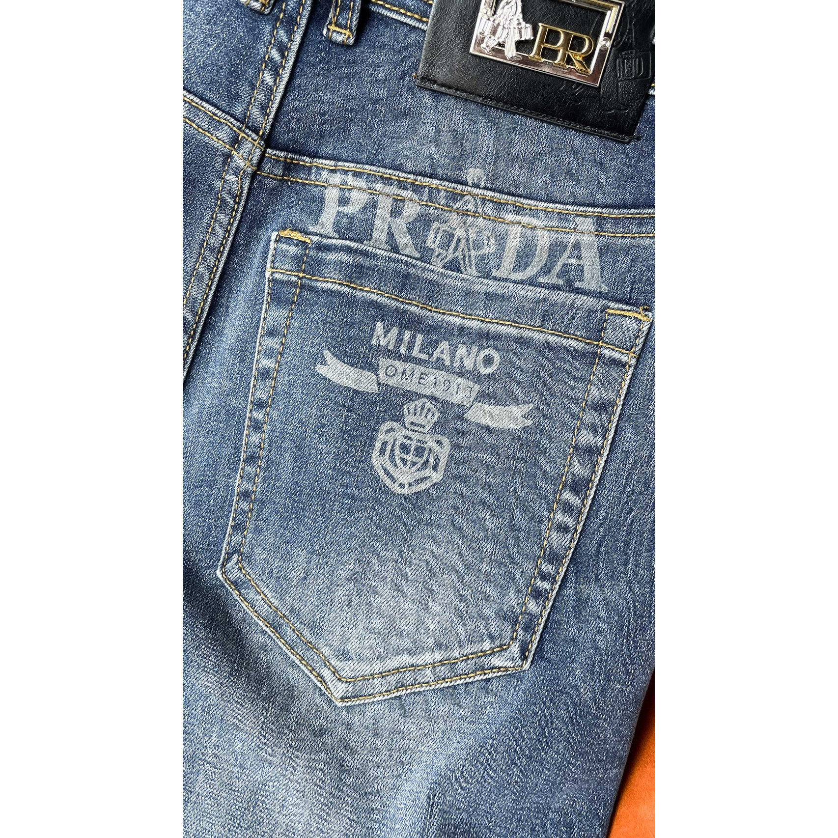 <p>PRADA 休閒牛仔褲</p>