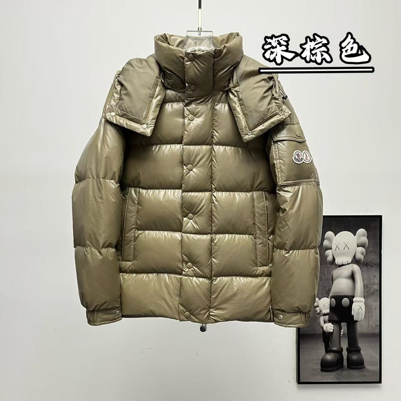 <p>Moncler 70周年双标连帽羽绒服(深棕色)</p>