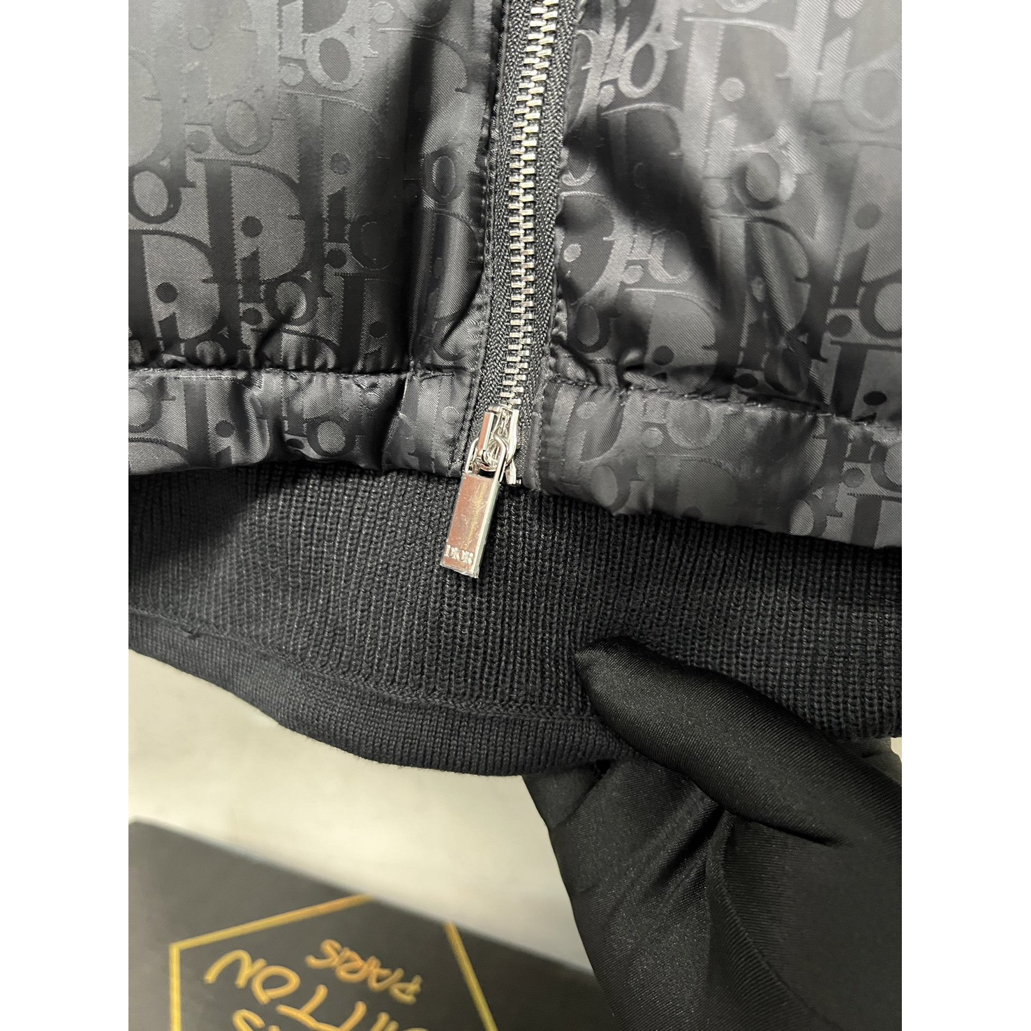 <p>Dior 经典针织羽绒款(黑色)</p>

<p>&nbsp;</p>