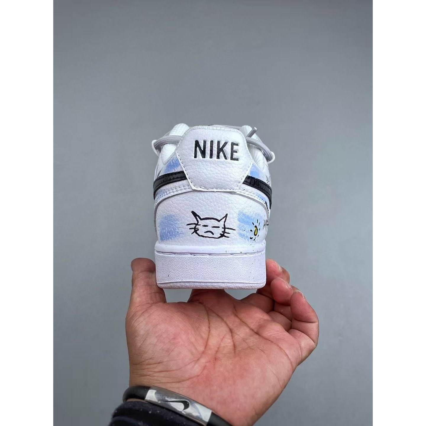 <p>NIKE COURTVISION 手绘泼墨涂鸦定制板鞋(白藍黑)</p>
