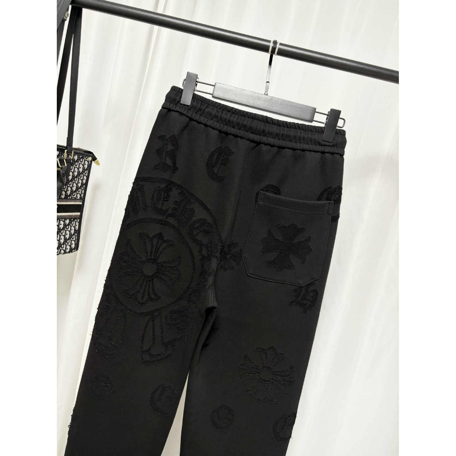 <p>&nbsp;Chrome Hearts 烧花工艺休闲长裤(黑)</p>