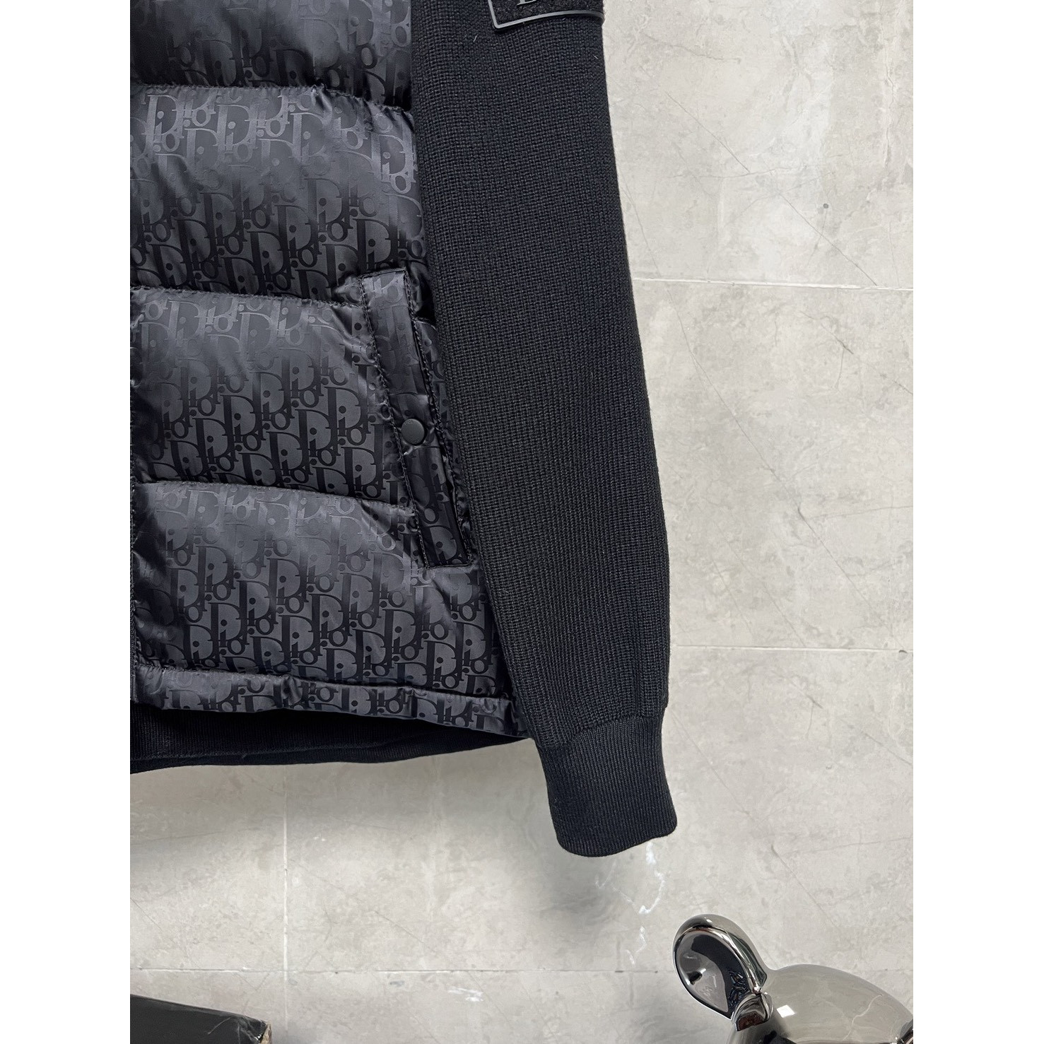 <p>Dior 经典针织羽绒款(黑色)</p>

<p>&nbsp;</p>