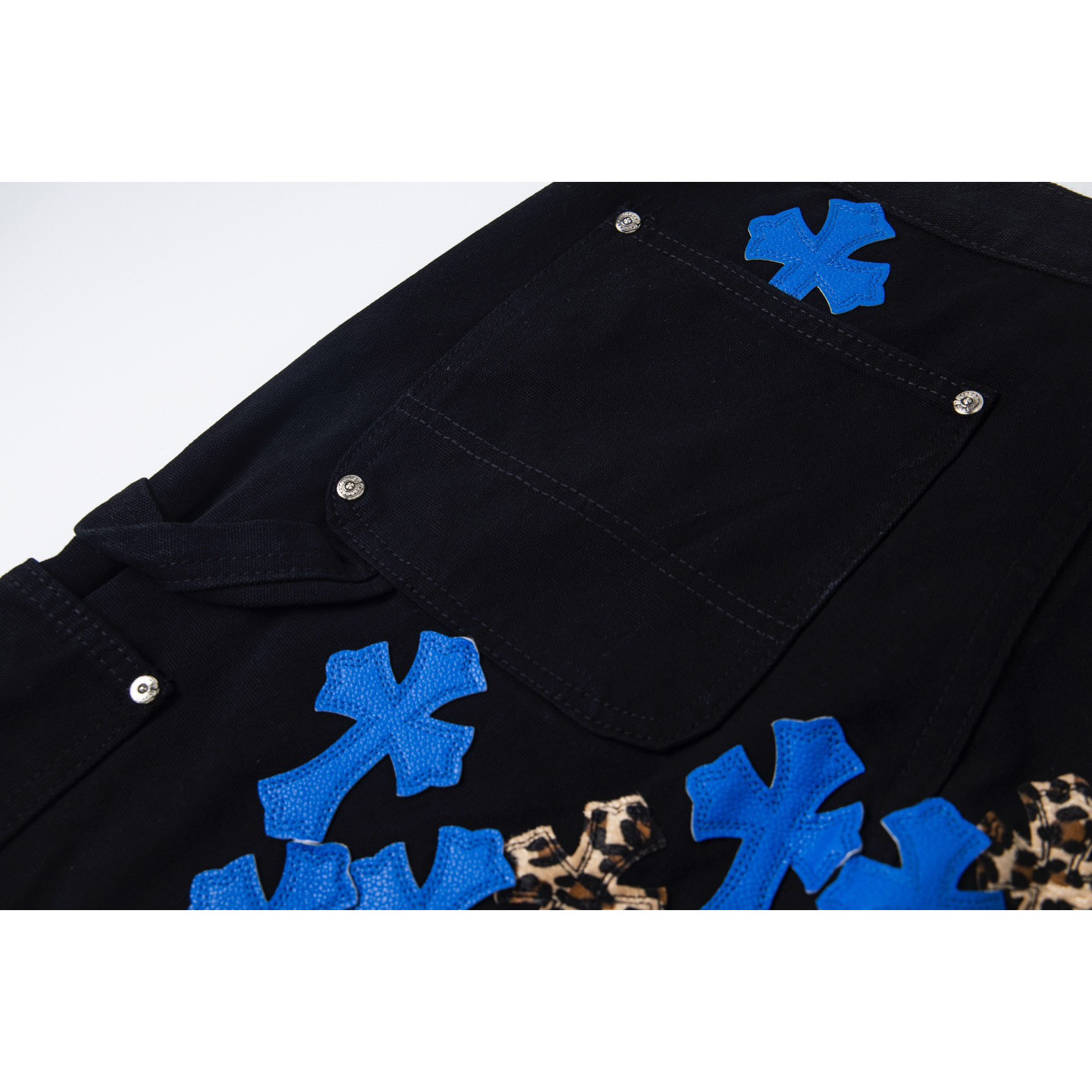 <p>CHROME HEARTS 伐木重工蓝色豹纹十字架牛仔裤(1750#)</p>