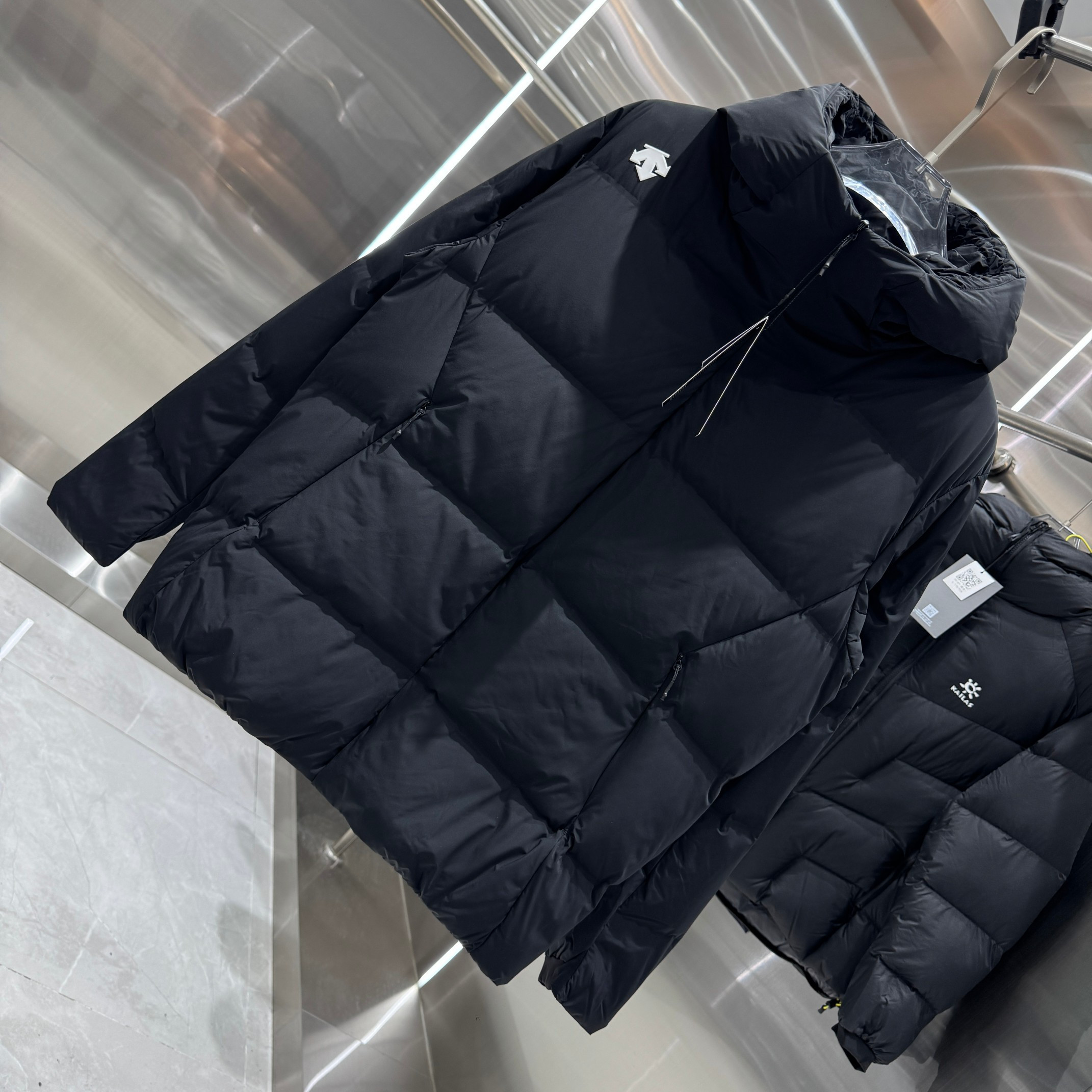 <p>DESCENTE 运动羽绒服(黑)</p>
