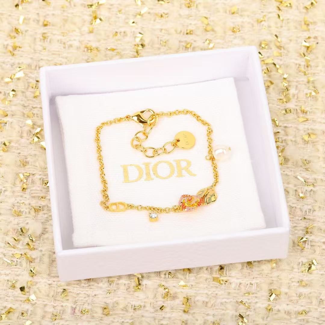<p>DIOR&nbsp;玫瑰花手链</p>