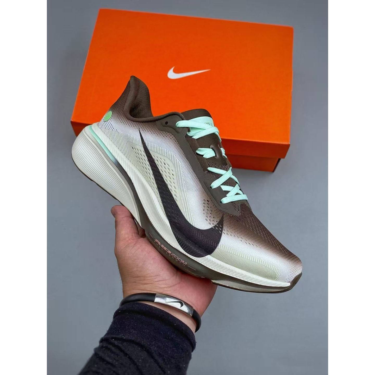 <p>Nike Air Zoom Pegasus 42 网面透气轻便耐磨跑鞋(咖啡)</p>