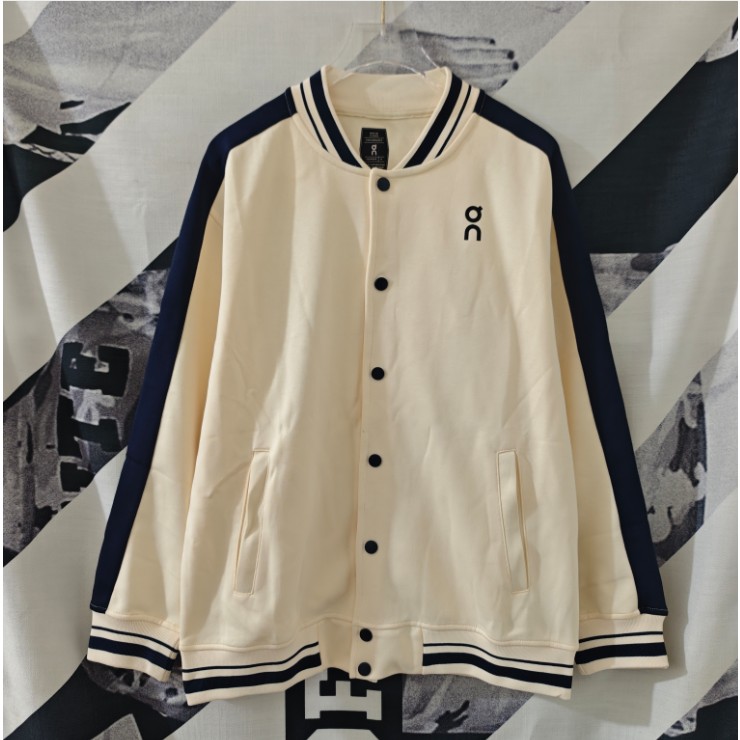<p>On 長袖棒球服夾克外套(杏色)</p>