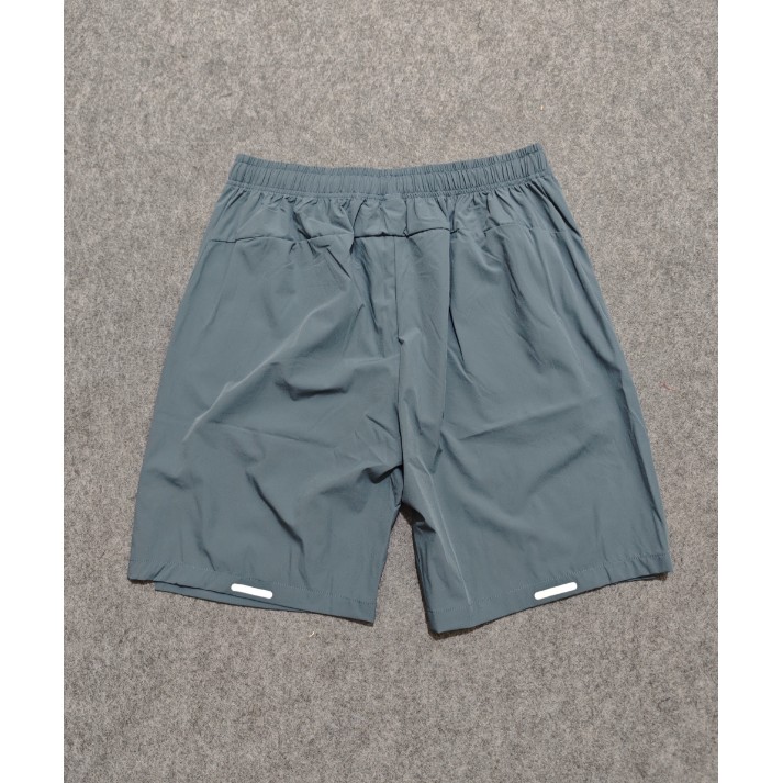 <p>DESCENTE 速乾短褲(灰)</p>