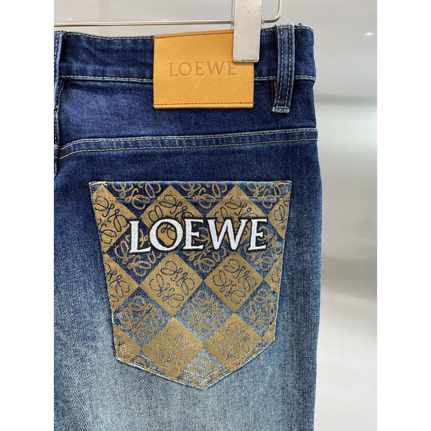 <p>LOEWE&nbsp;休闲牛仔裤</p>
