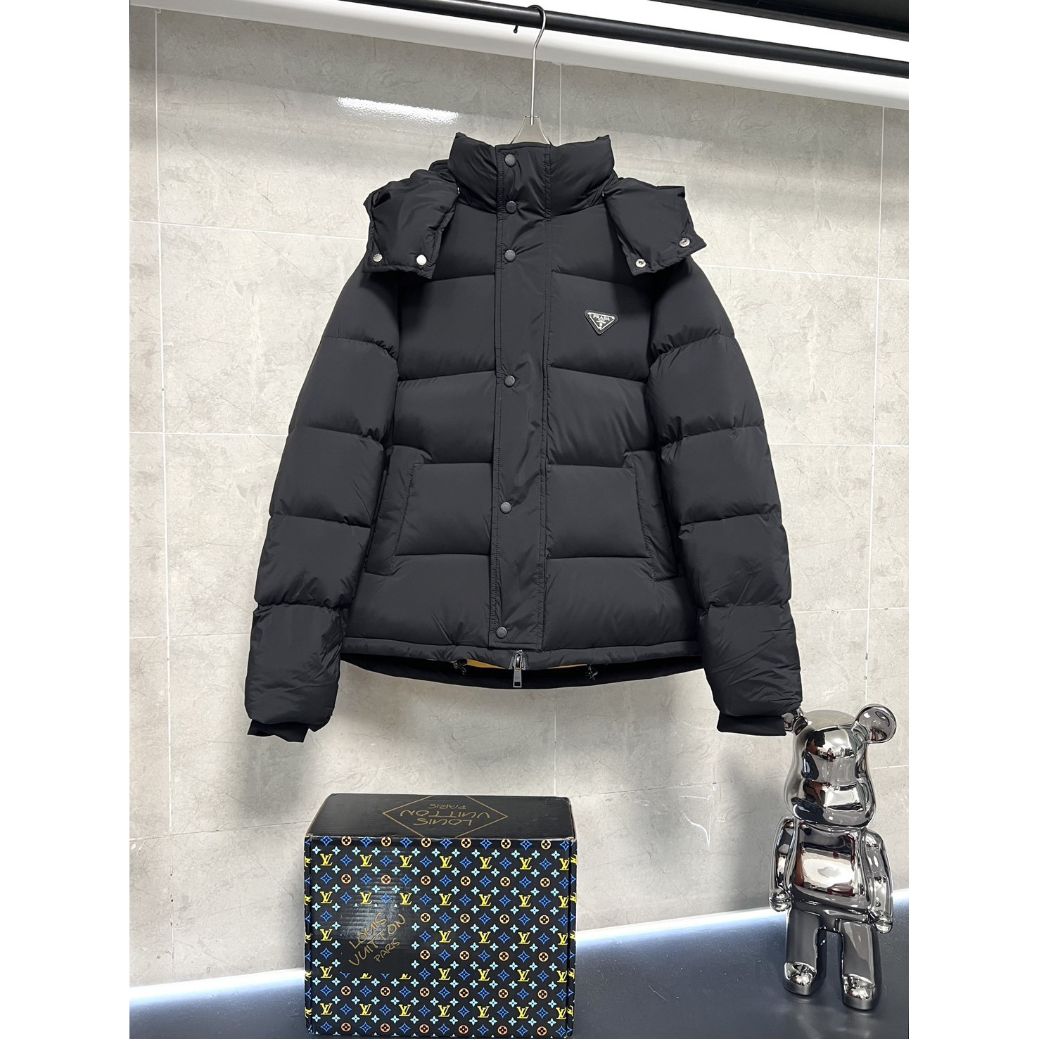 <p>PRADA 连帽羽绒服(黑)</p>
