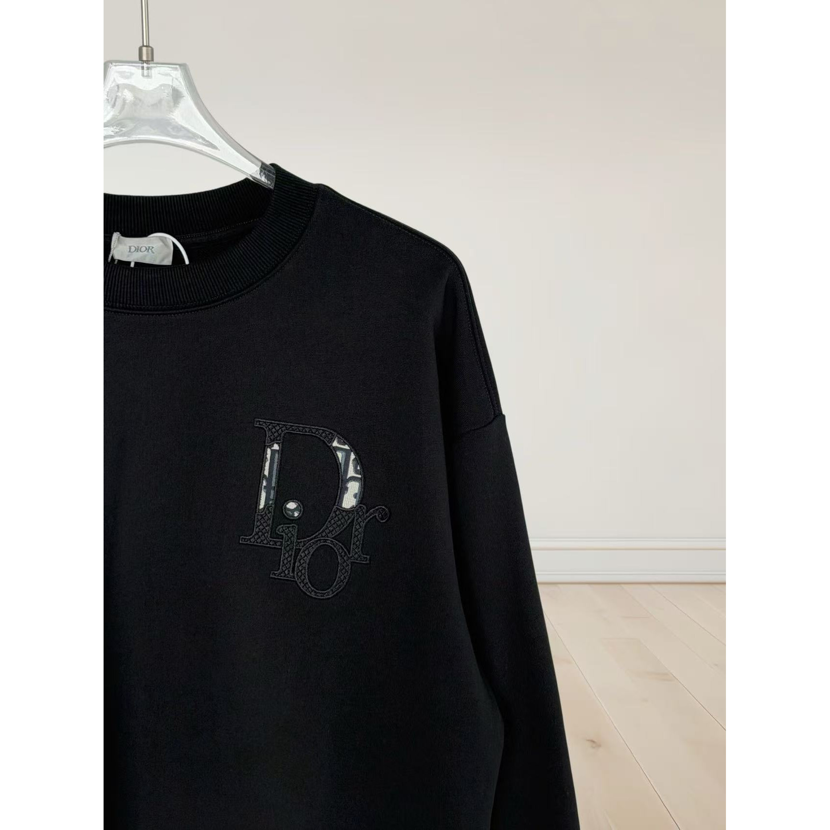 <p>DIOR&nbsp;刺绣圆领卫衣(黑)</p>