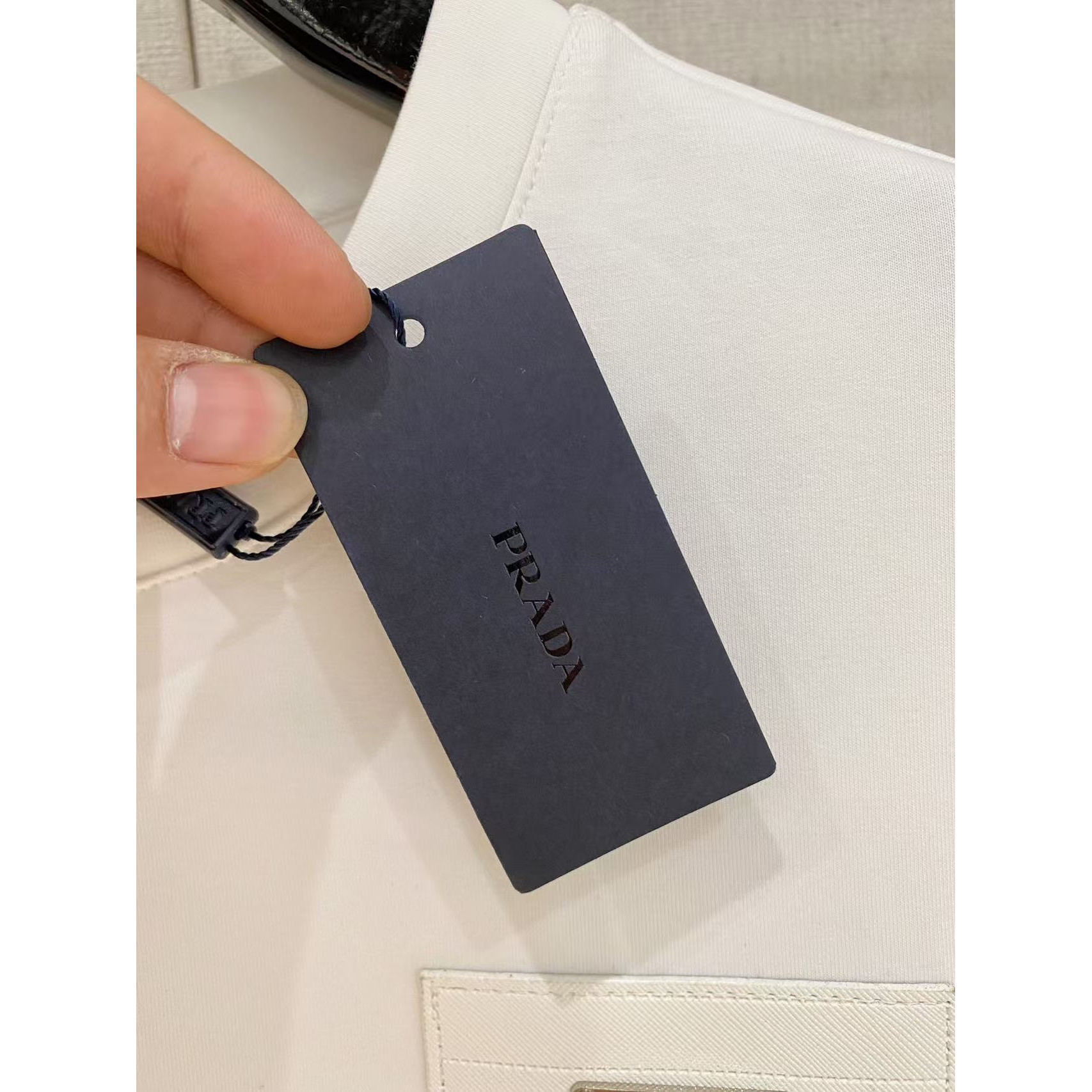 <p>PRADA&nbsp;太空棉卫衣(白)</p>