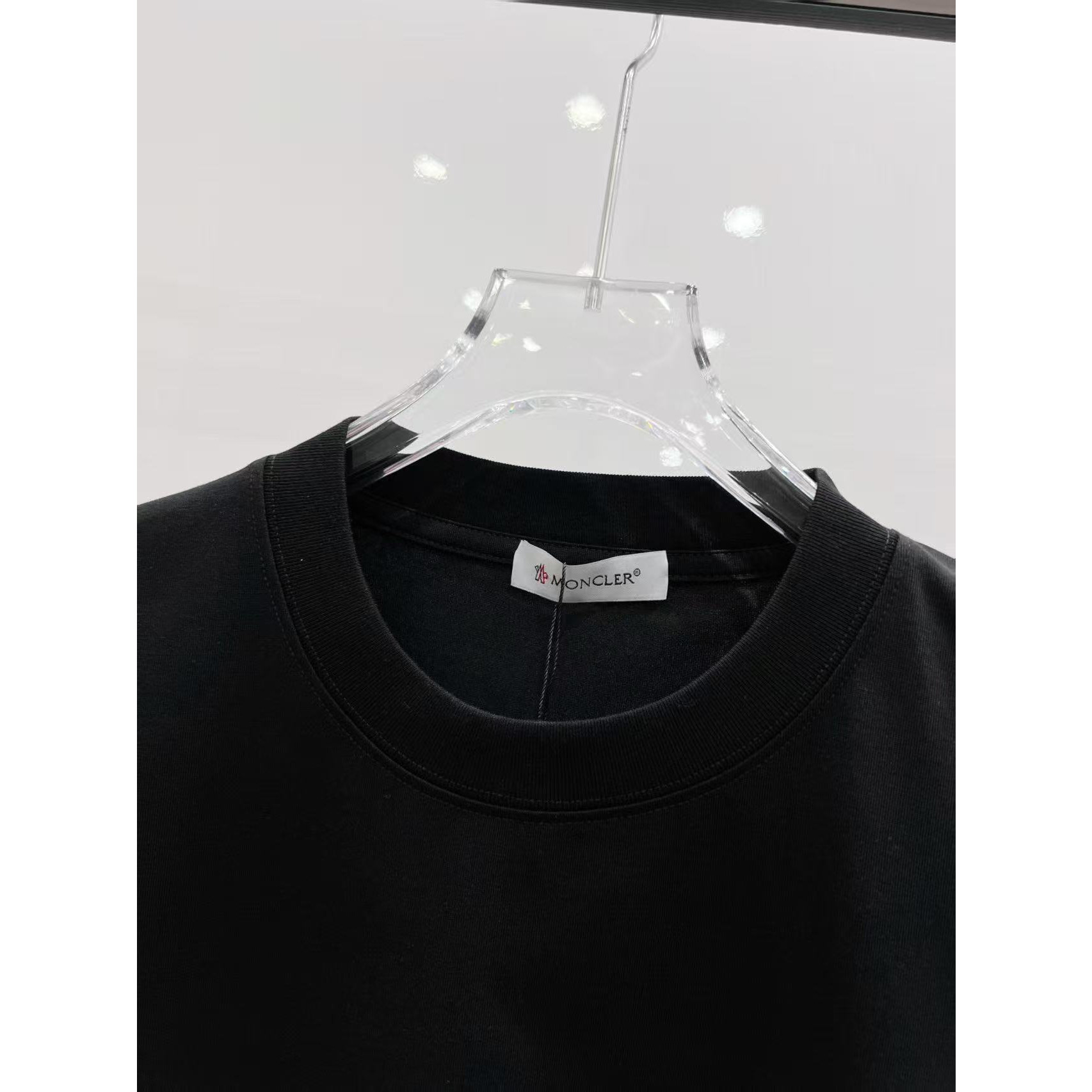 <p>MONCLER&nbsp;短袖圆领T恤(黑)</p>