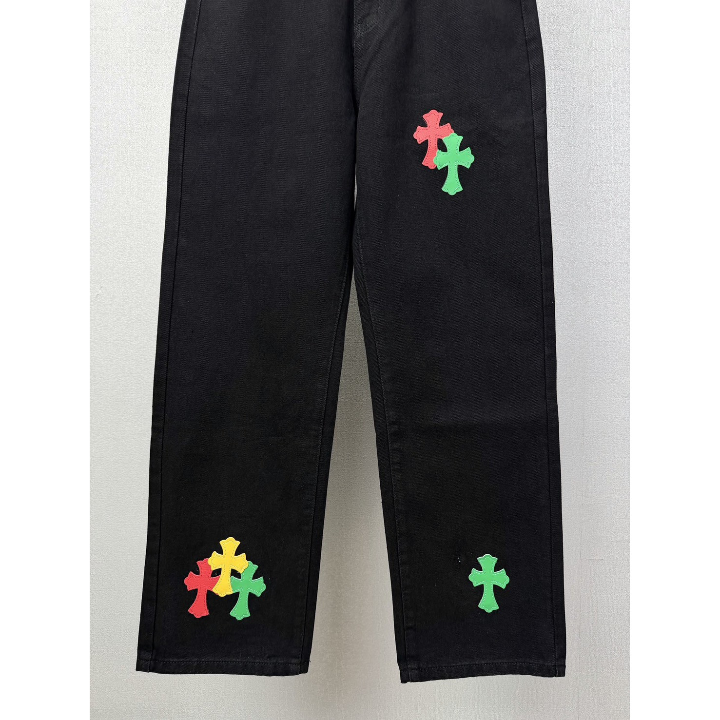 <p>CHROME HEARTS 红黄绿十字架牛仔裤(黑)</p>