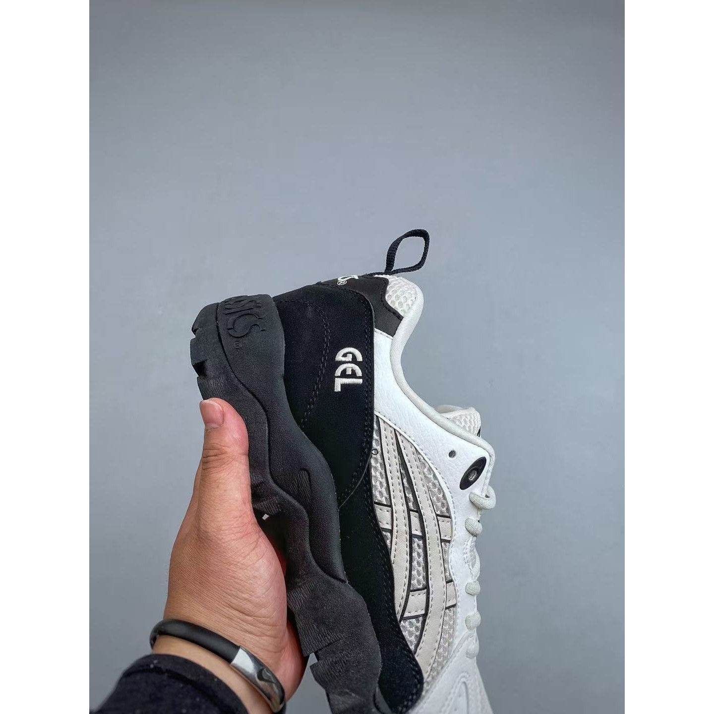 <p>ASICS 休闲透气专业跑鞋&nbsp;</p>