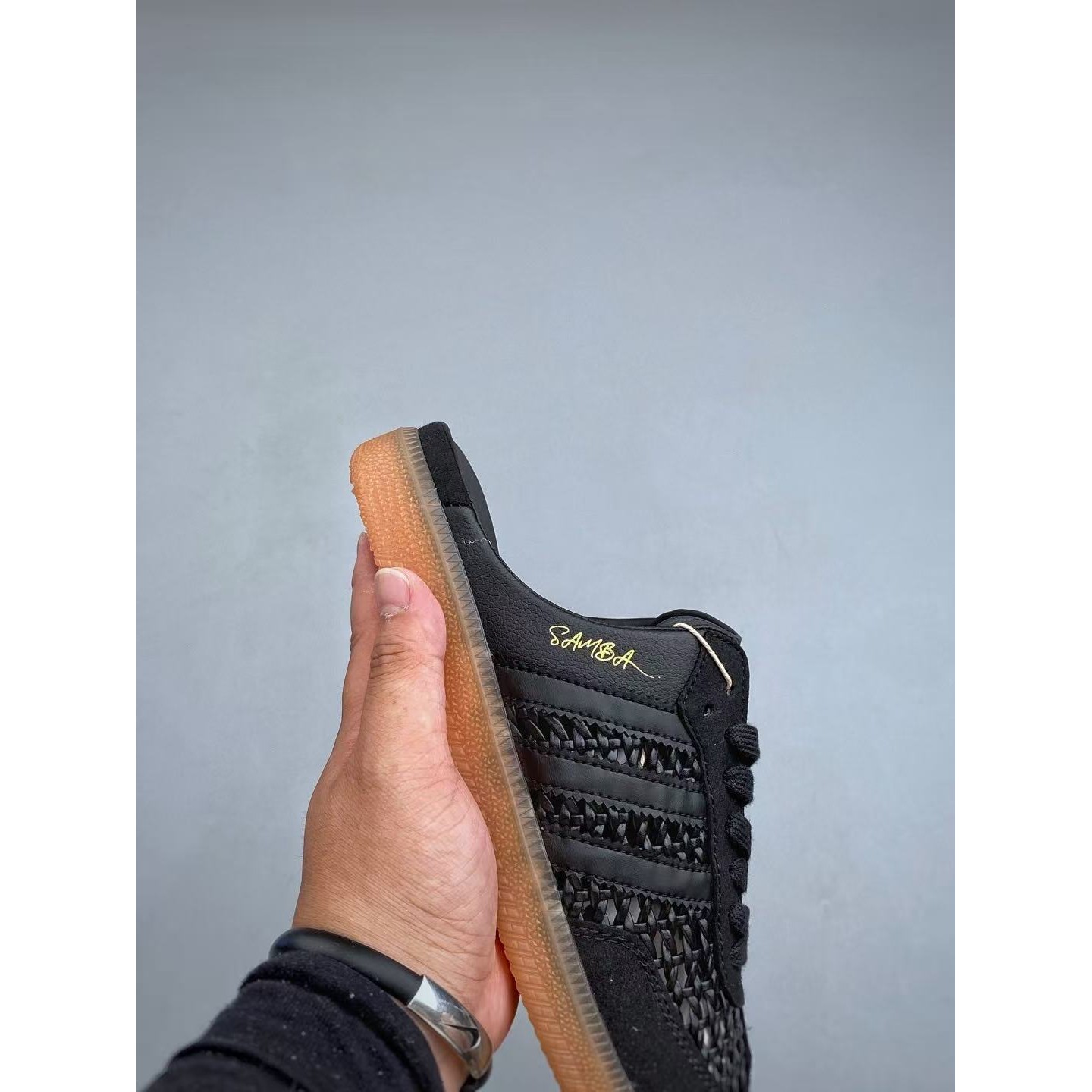 <p>Adidas&nbsp; 包头拖鞋(黑)</p>