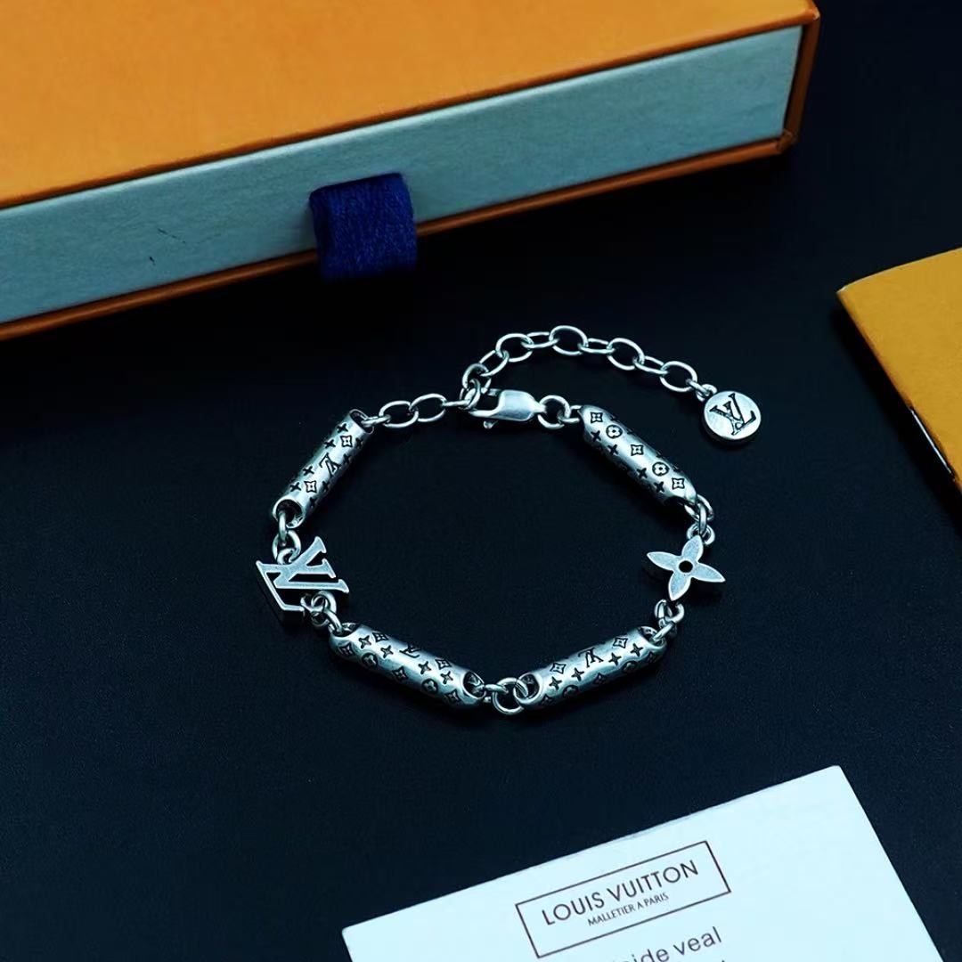 <p>LV Bambou 可调节手链</p>