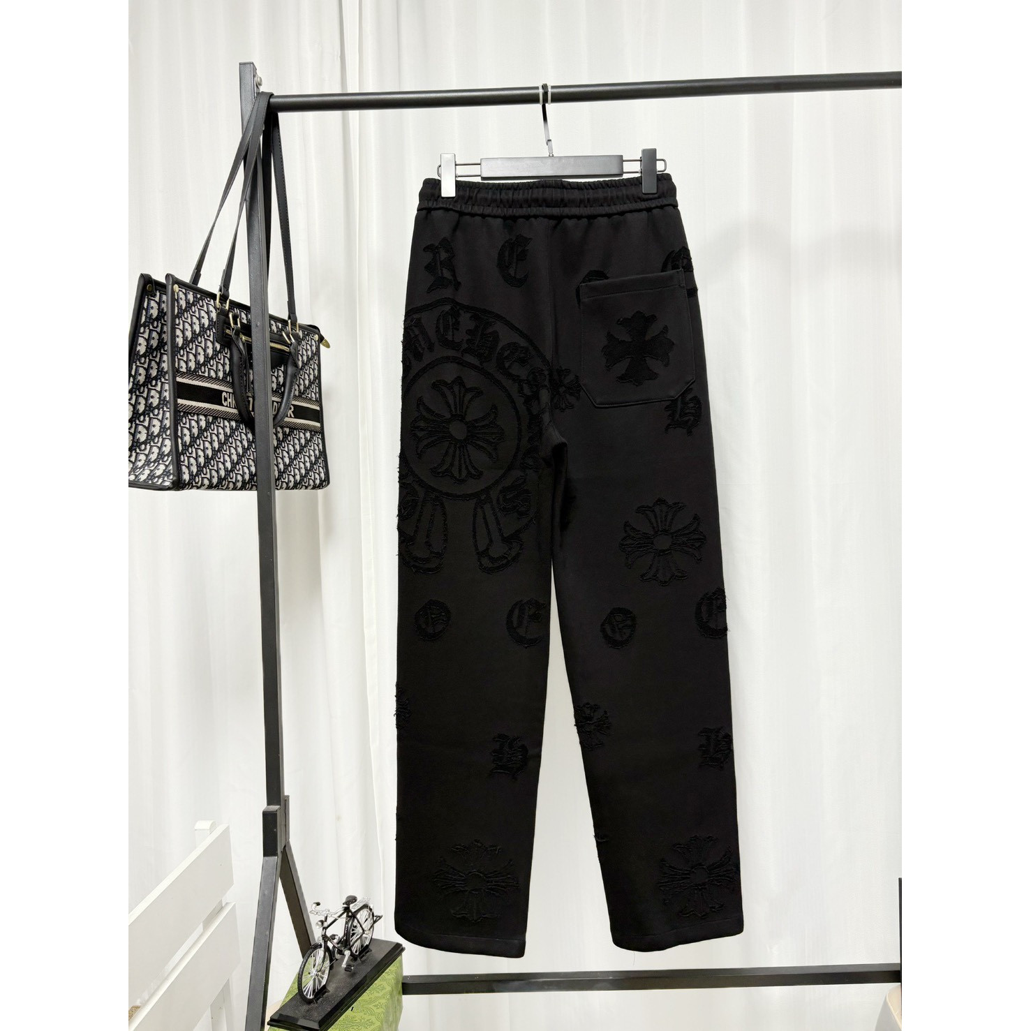 <p>&nbsp;Chrome Hearts 烧花工艺休闲长裤(黑)</p>