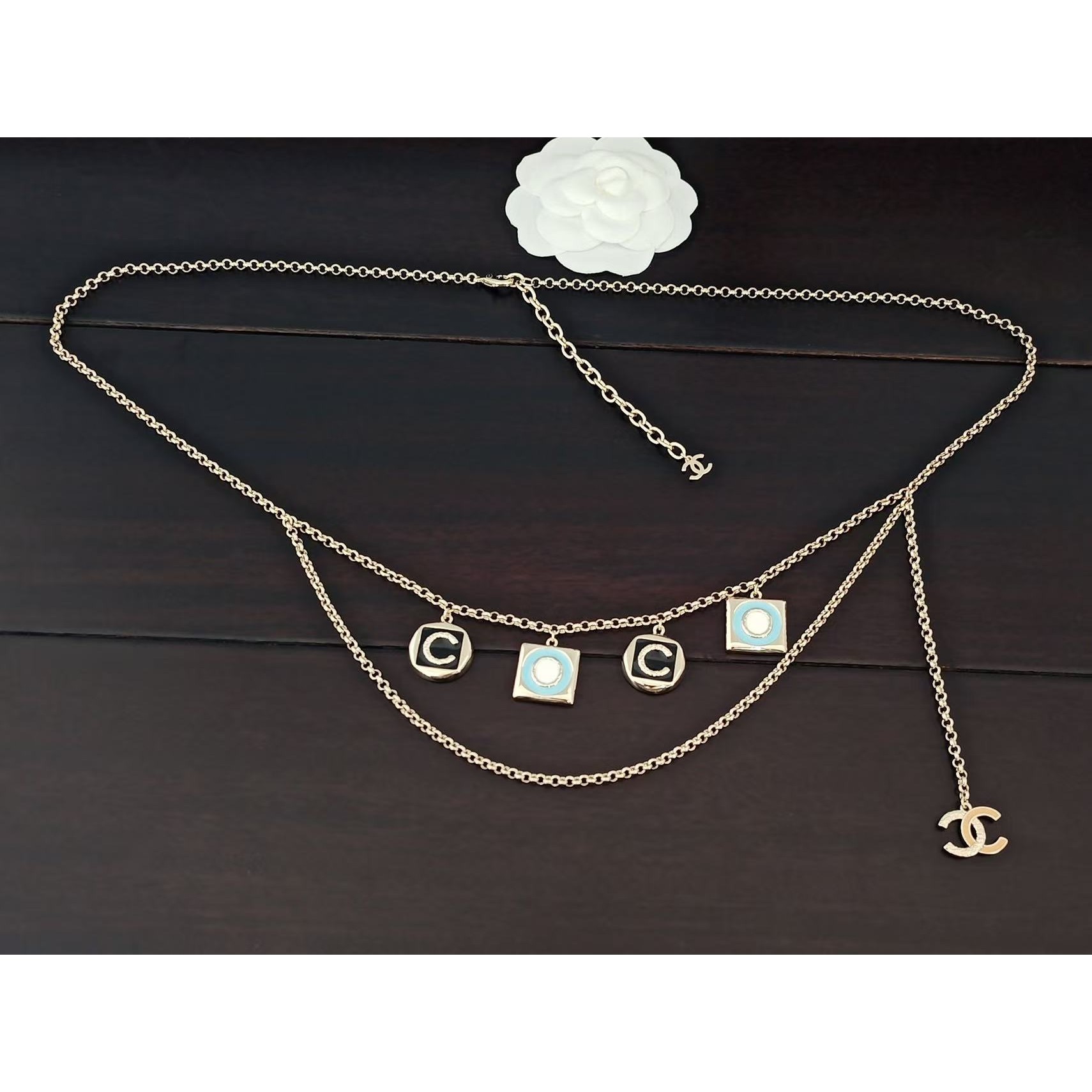 <p>CHANEL&nbsp;蓝色黑色coco字母腰链</p>