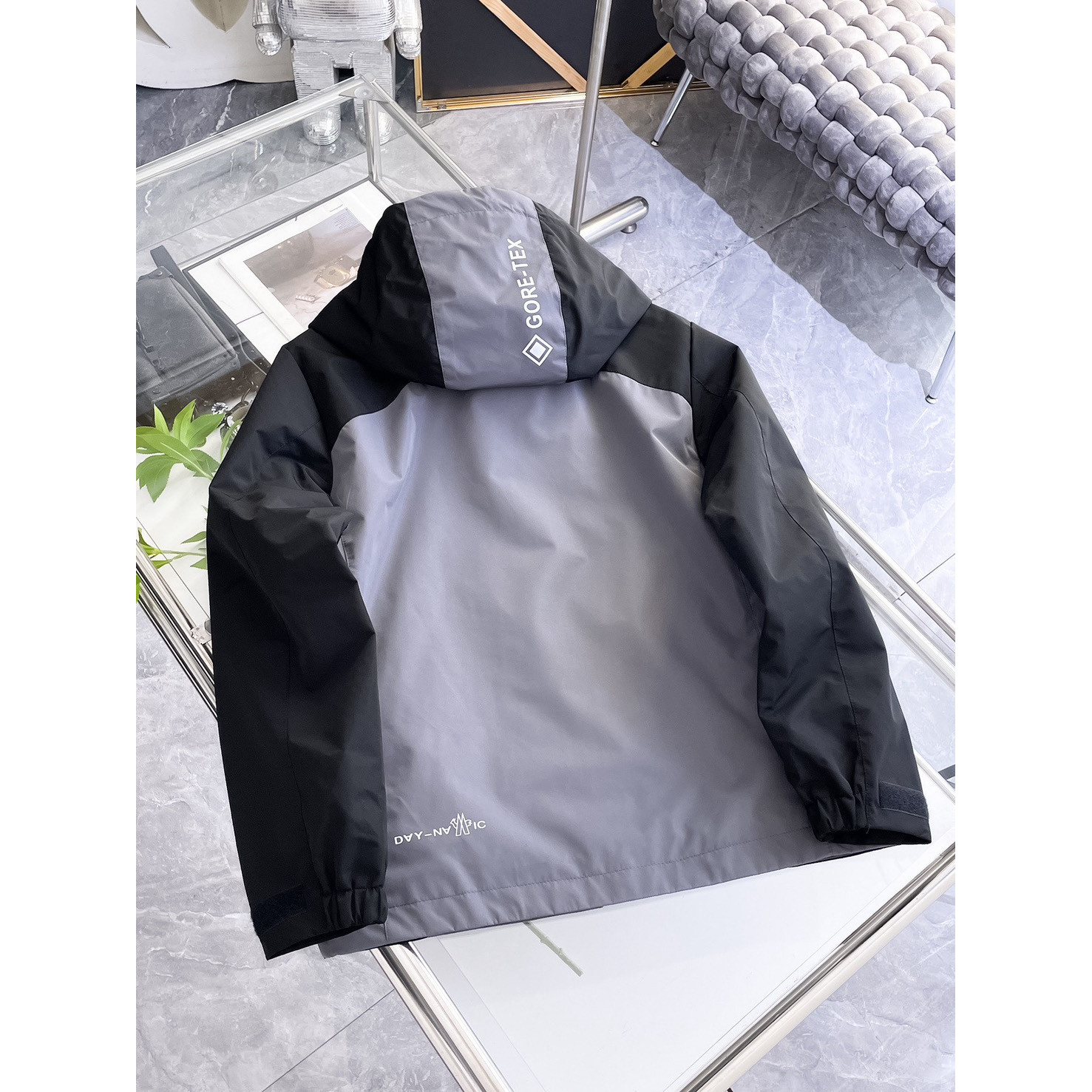 <p>MONCLER&nbsp;男士夹克外套(黑)</p>