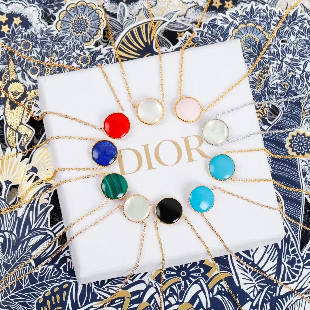 <p>DIOR&nbsp;罗盘项链</p>