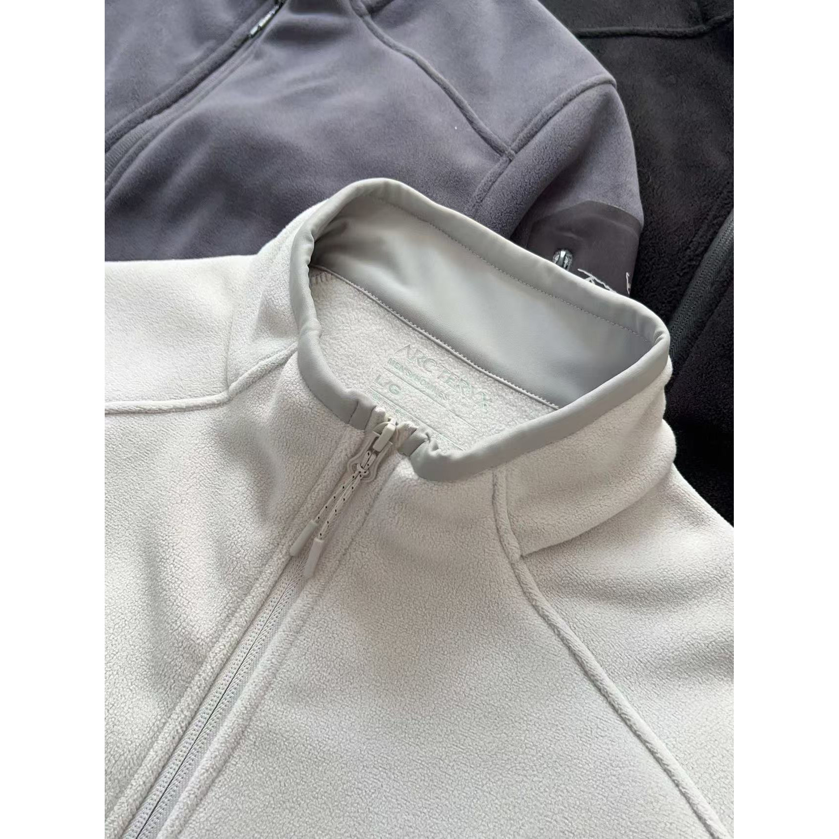 <p>ARC`TERYX 户外机能羊羔毛棉服外套(灰白)</p>