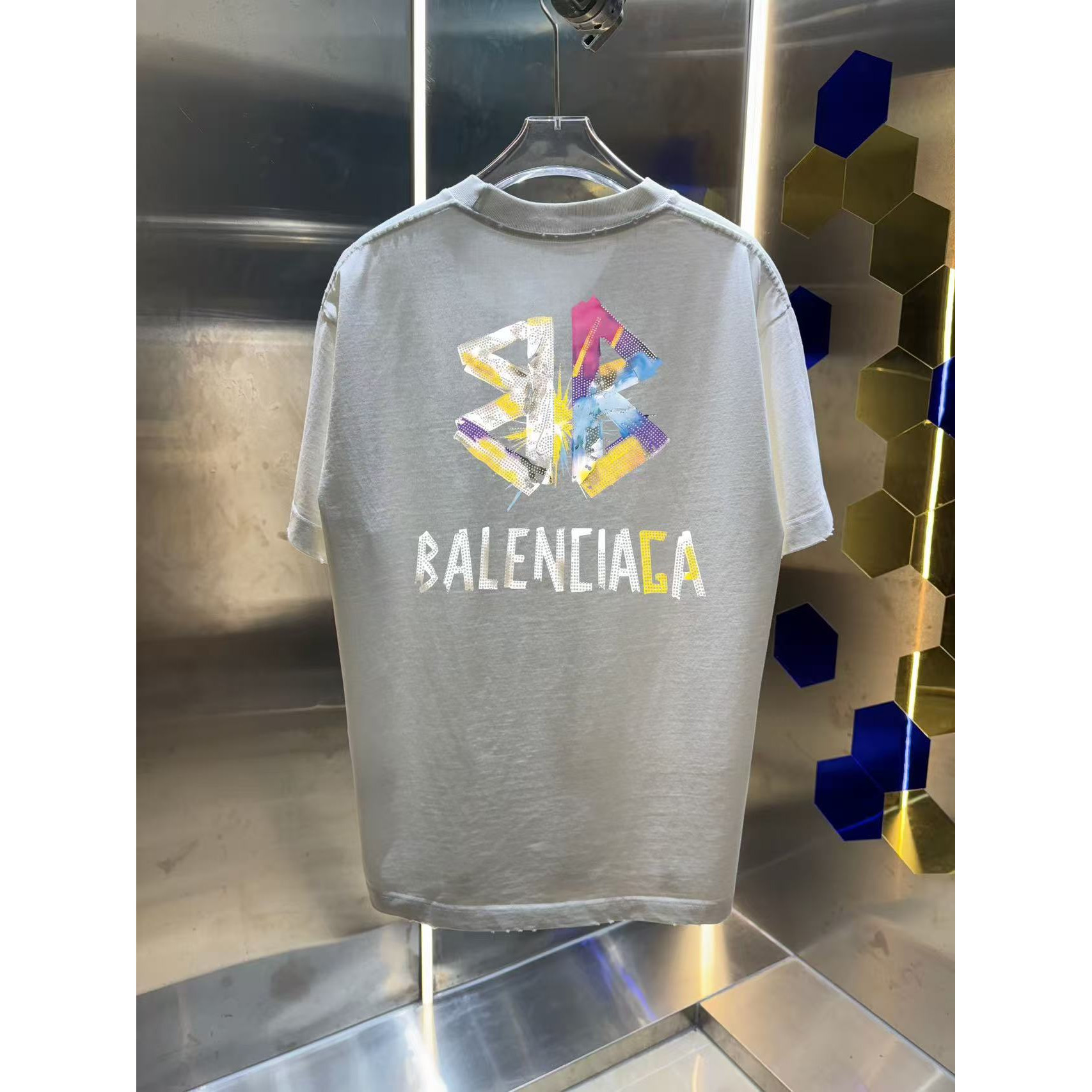 <p>Balenciaga 洗水磨破短袖T恤(洗水白)</p>