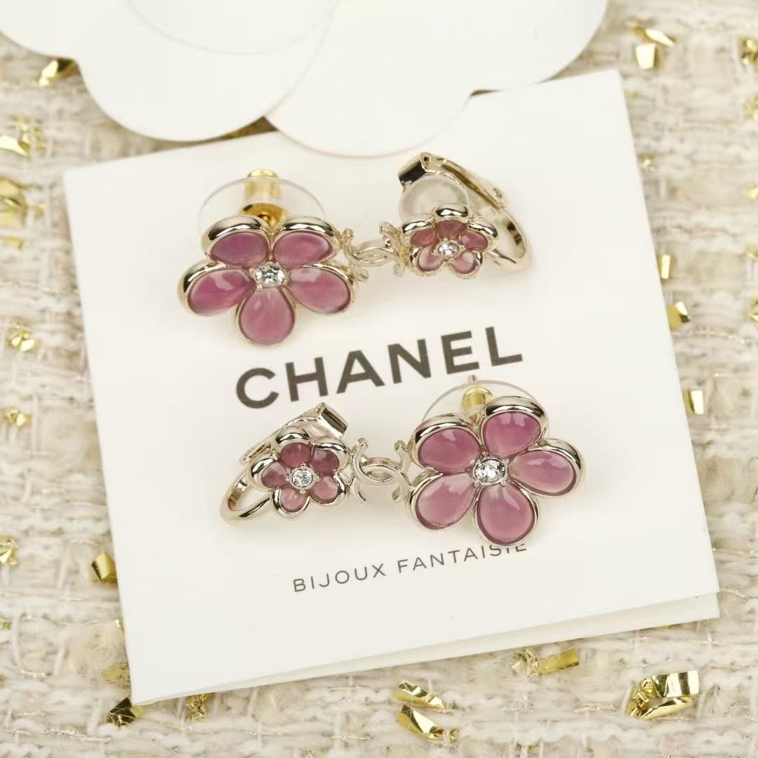 <p>CHANEL&nbsp;粉色山花朵双c耳钉</p>