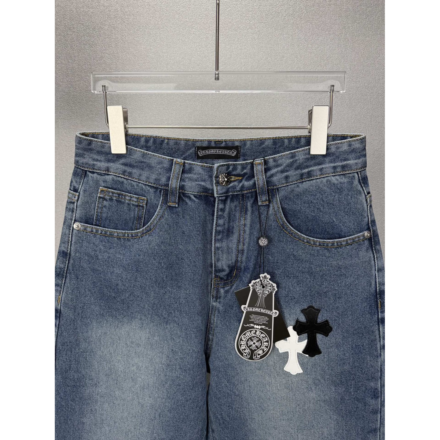 <p>CHROME HEARTS 彩色十字架印花情侣款水洗宽松牛仔裤</p>