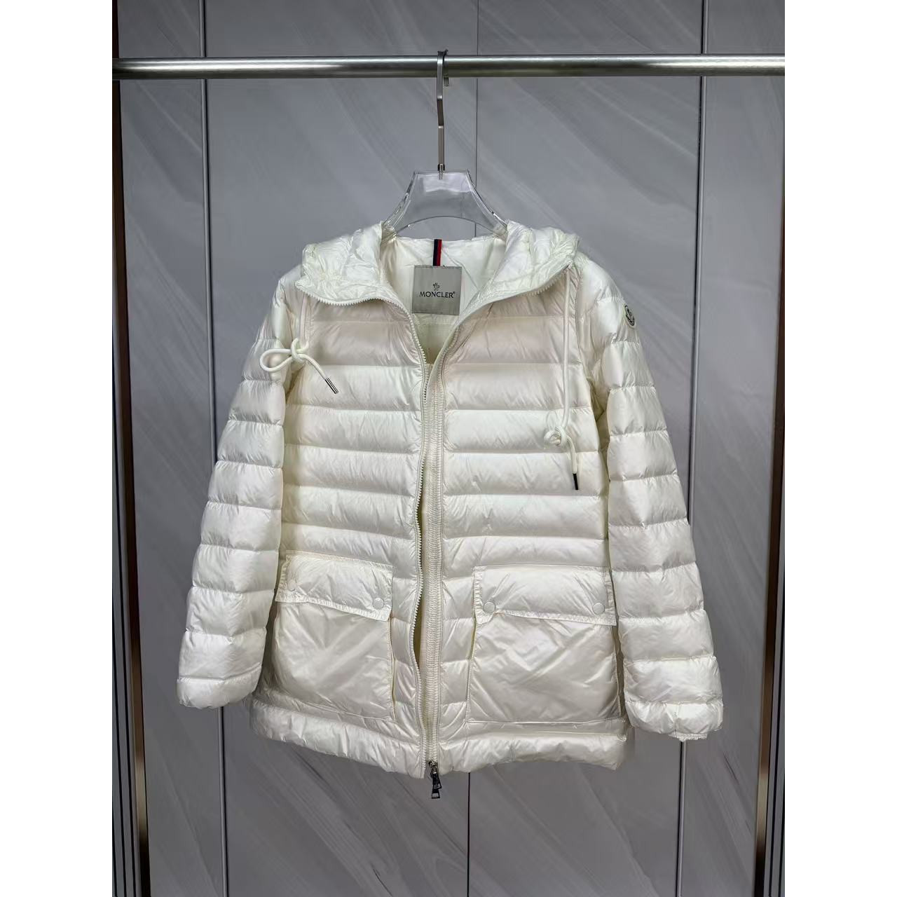 <p>Moncler 连帽中长羽绒服(白)</p>