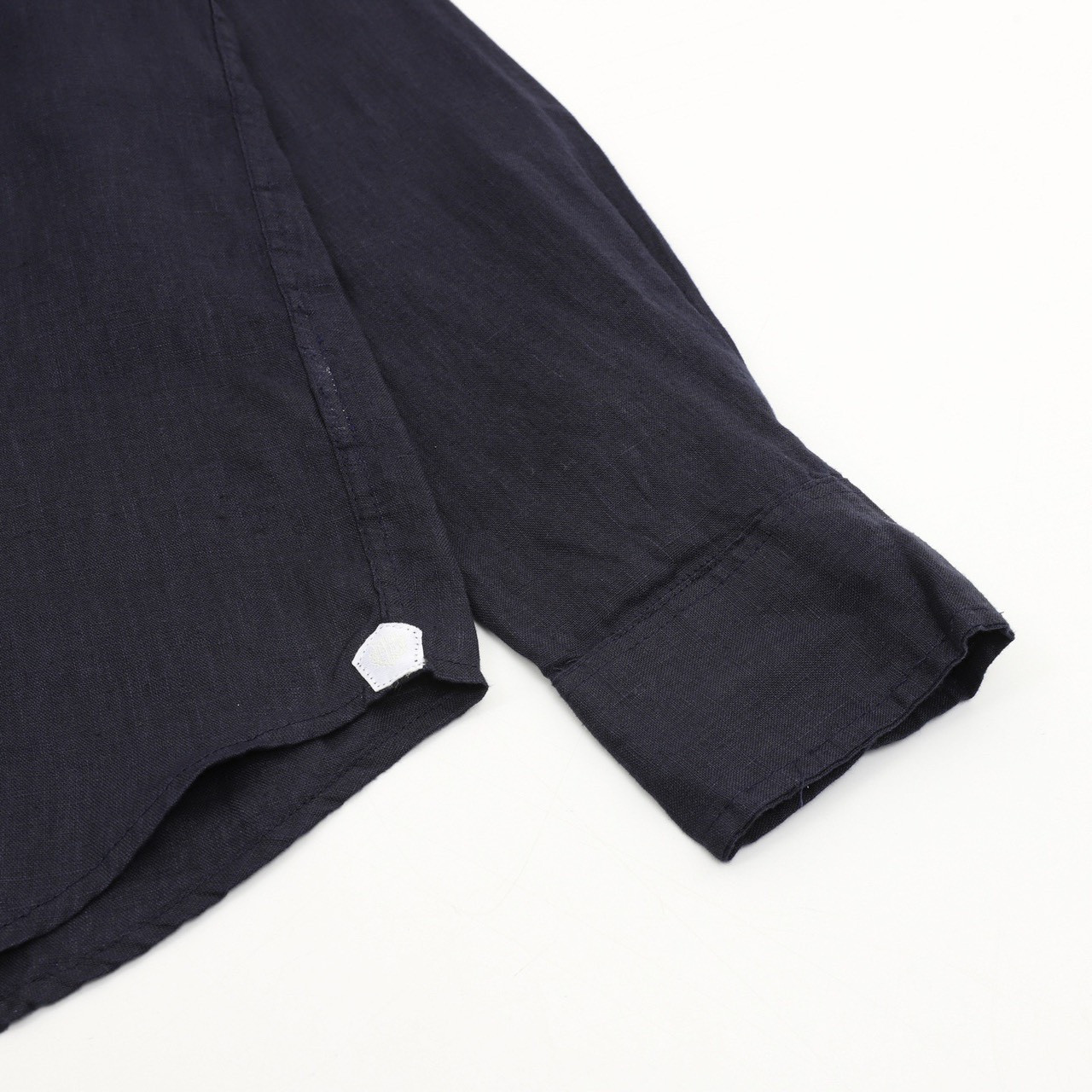 <p>Loro Piana&nbsp; 圆领亚麻衬衫<br />
&nbsp;</p>