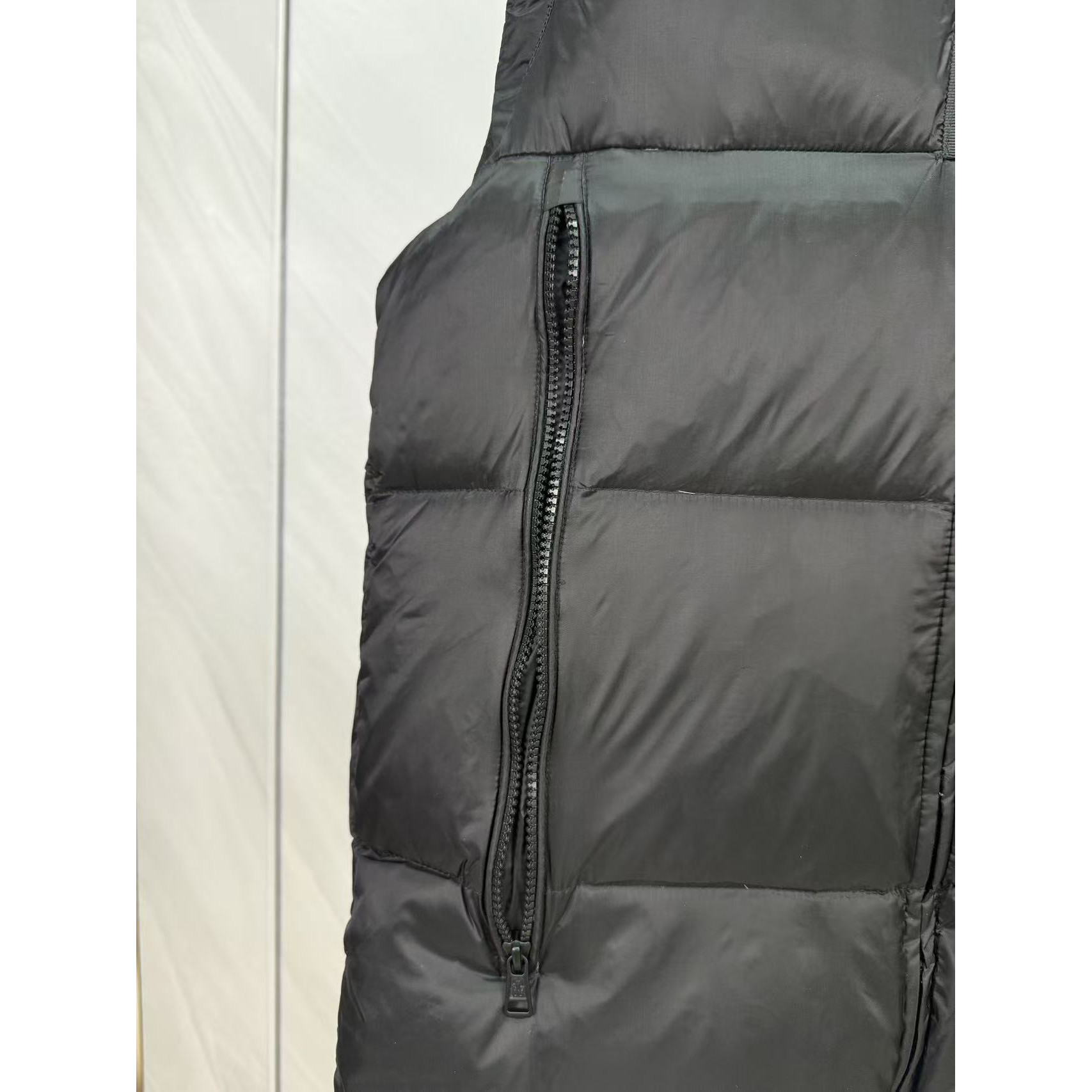 <p>Moncler 男士Semeru马甲背心(黑)</p>