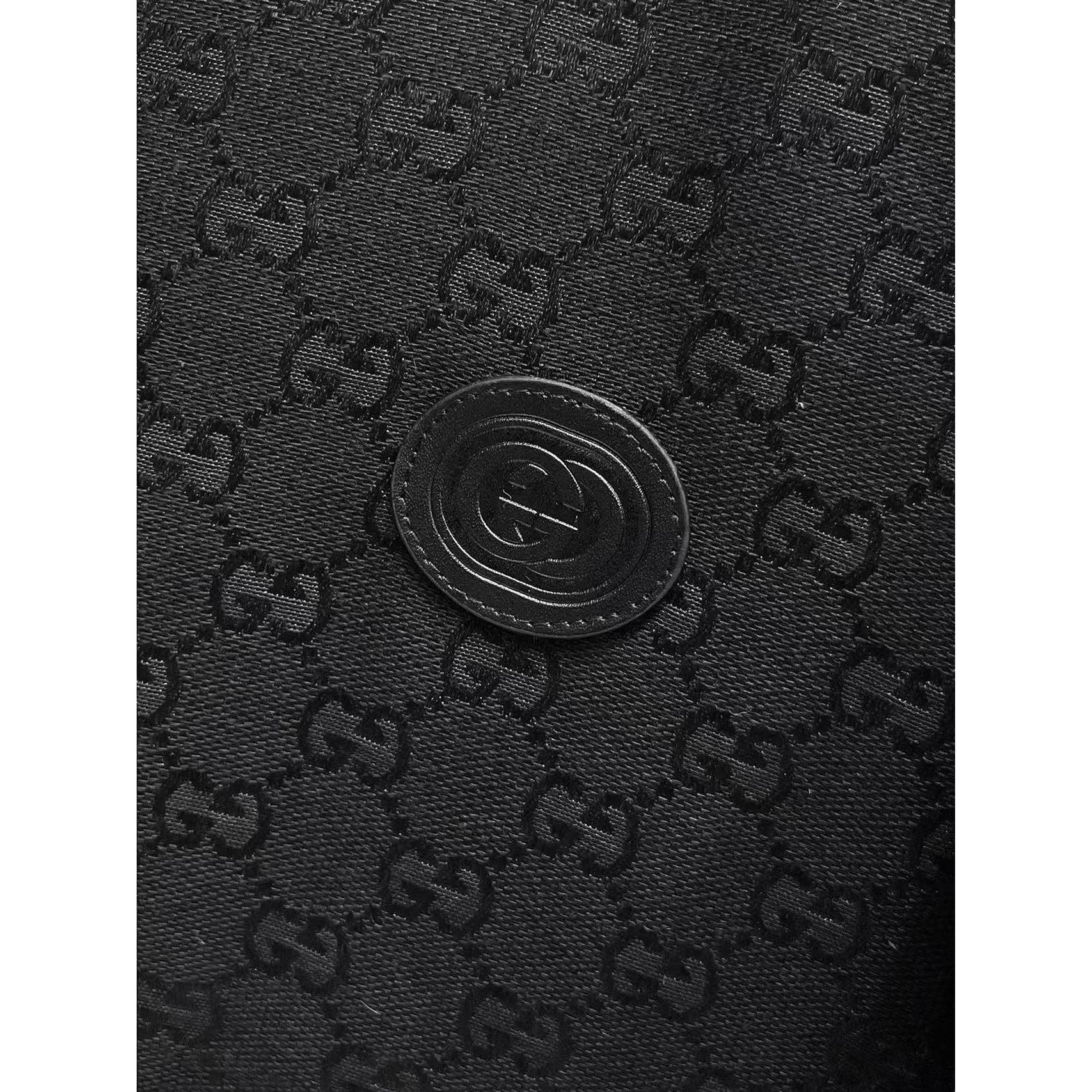 <p>GUCCI 秋冬新款羽绒服(黑)</p>